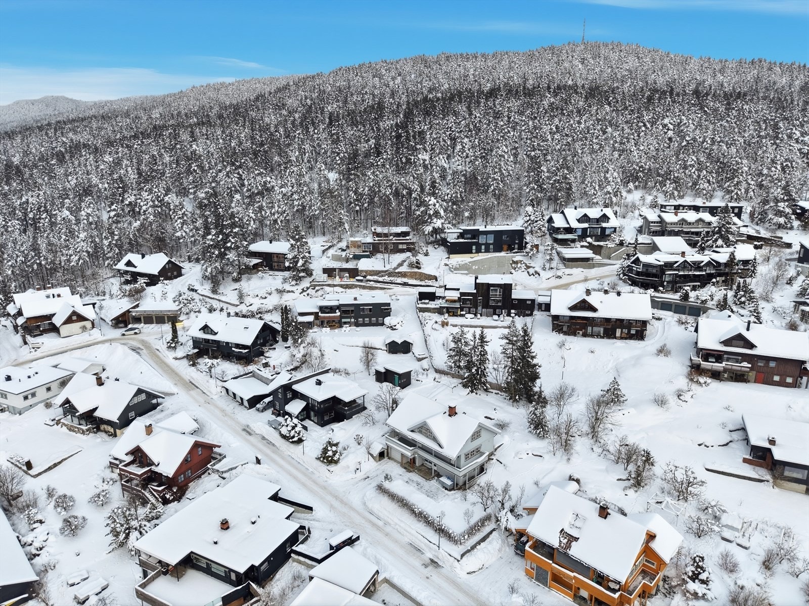 Suluåsen er et svært barnevennlig nabolag, og fra boligen er det kort vei til både flere barnehager, barneskole, internasjonal skole, ungdomsskole og VGS. Galleribilde