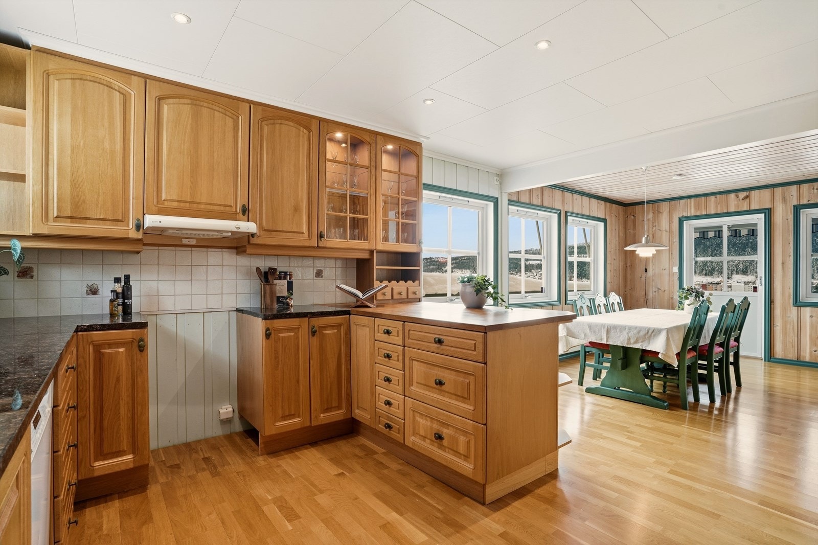 Kjøkkenet er fra 2001. Kjøkkeninnredningen har profilerte fronter, granitt/ heltre benkeplate. Galleribilde