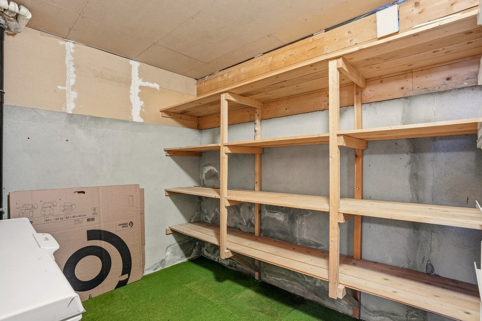 Praktisk innvendig bod med hylleløsninger. Galleribilde