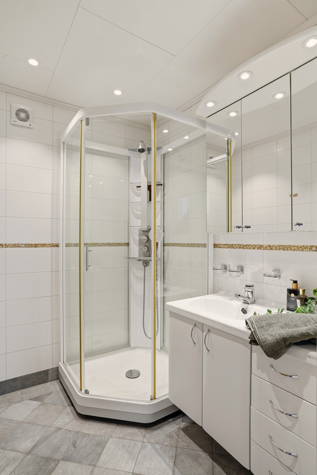 Badet er oppusset i 2008. Veggene har fliser. Taket har himlingsplater. Gulvet er flislagt. Rommet har elektriske varmekabler. Galleribilde