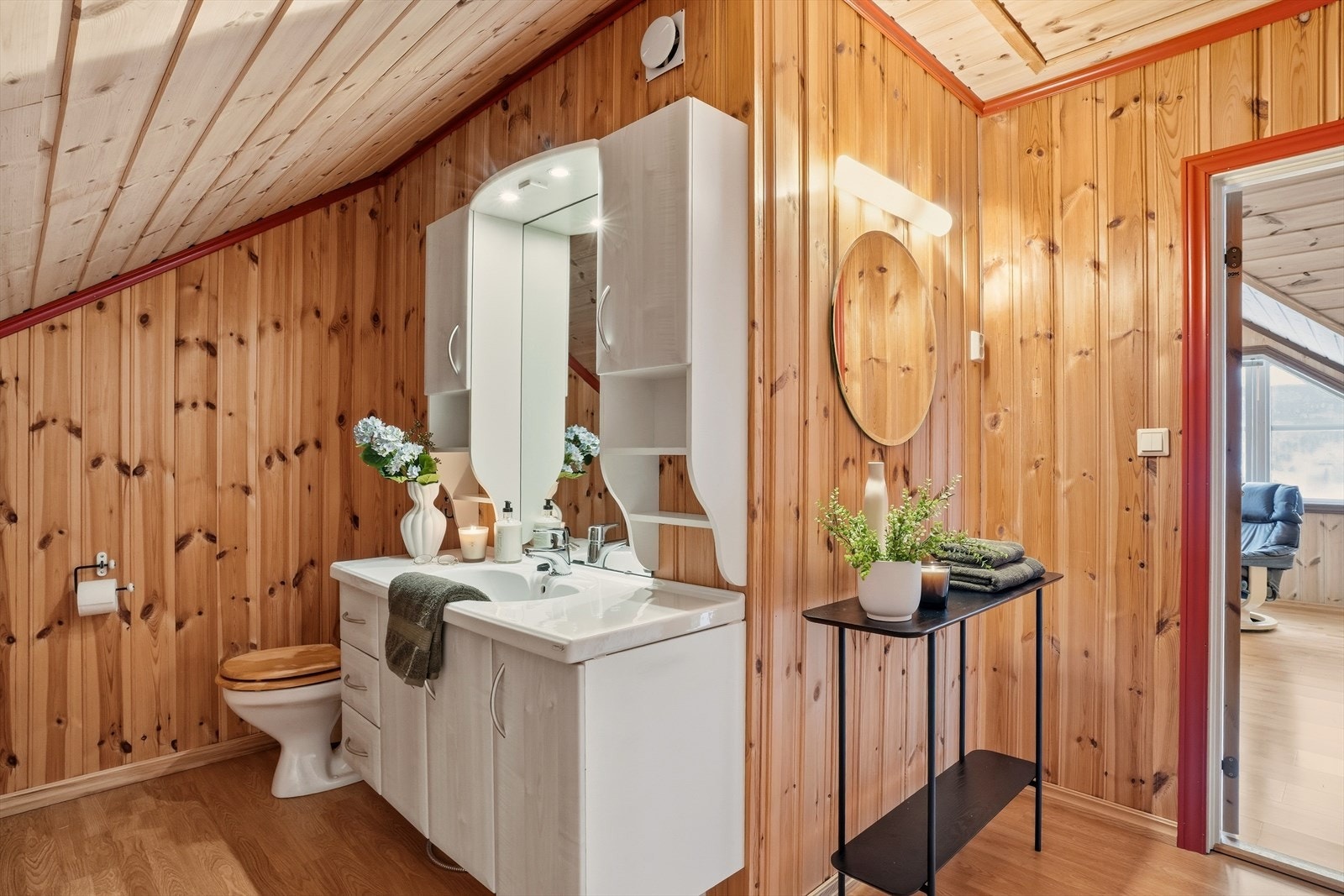 Innredet toalettrom på loftsetasjen med toalett og servantinnredning. Galleribilde