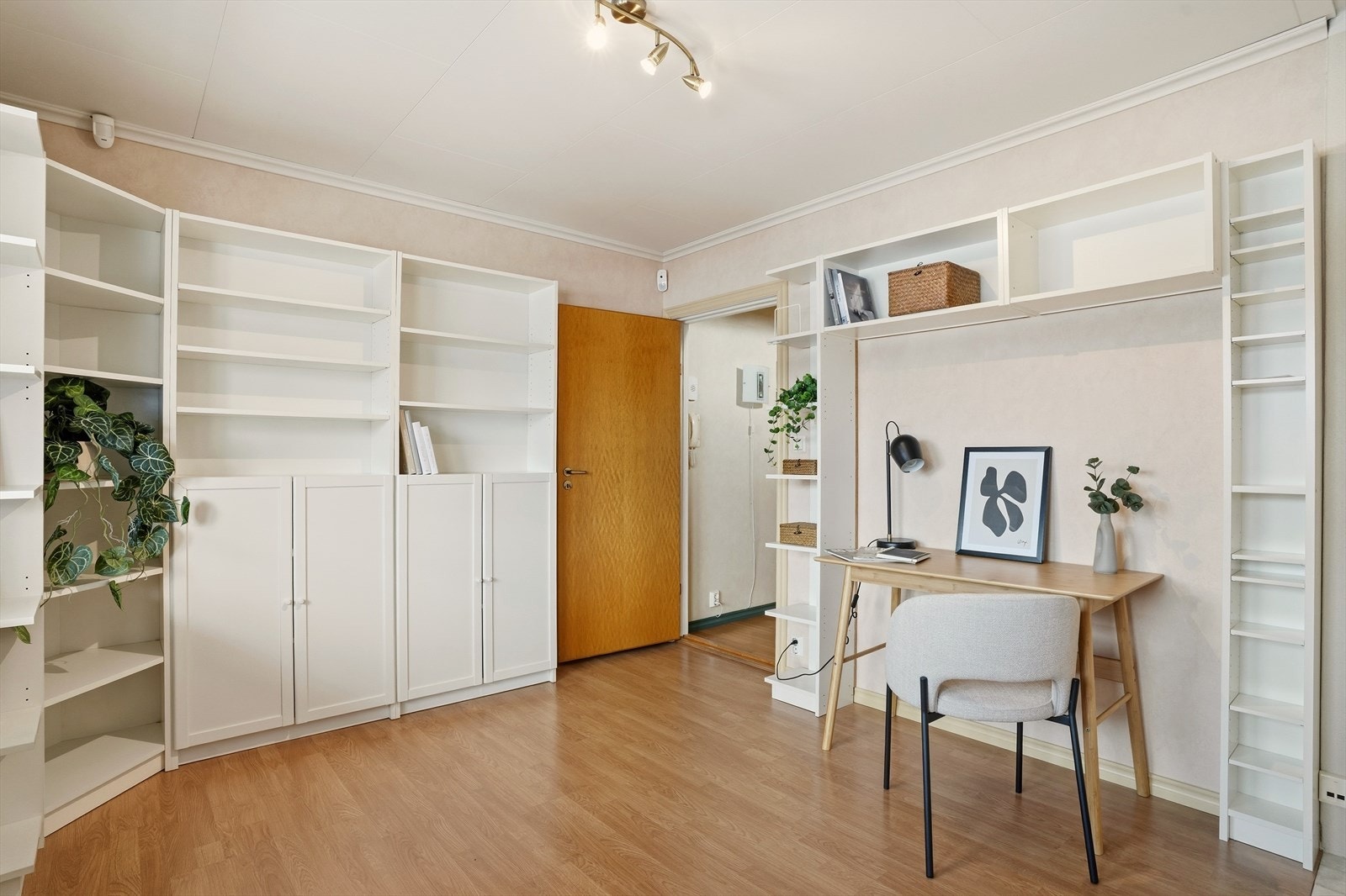 Et lyst og fint oppholdsrom med god plass. Galleribilde