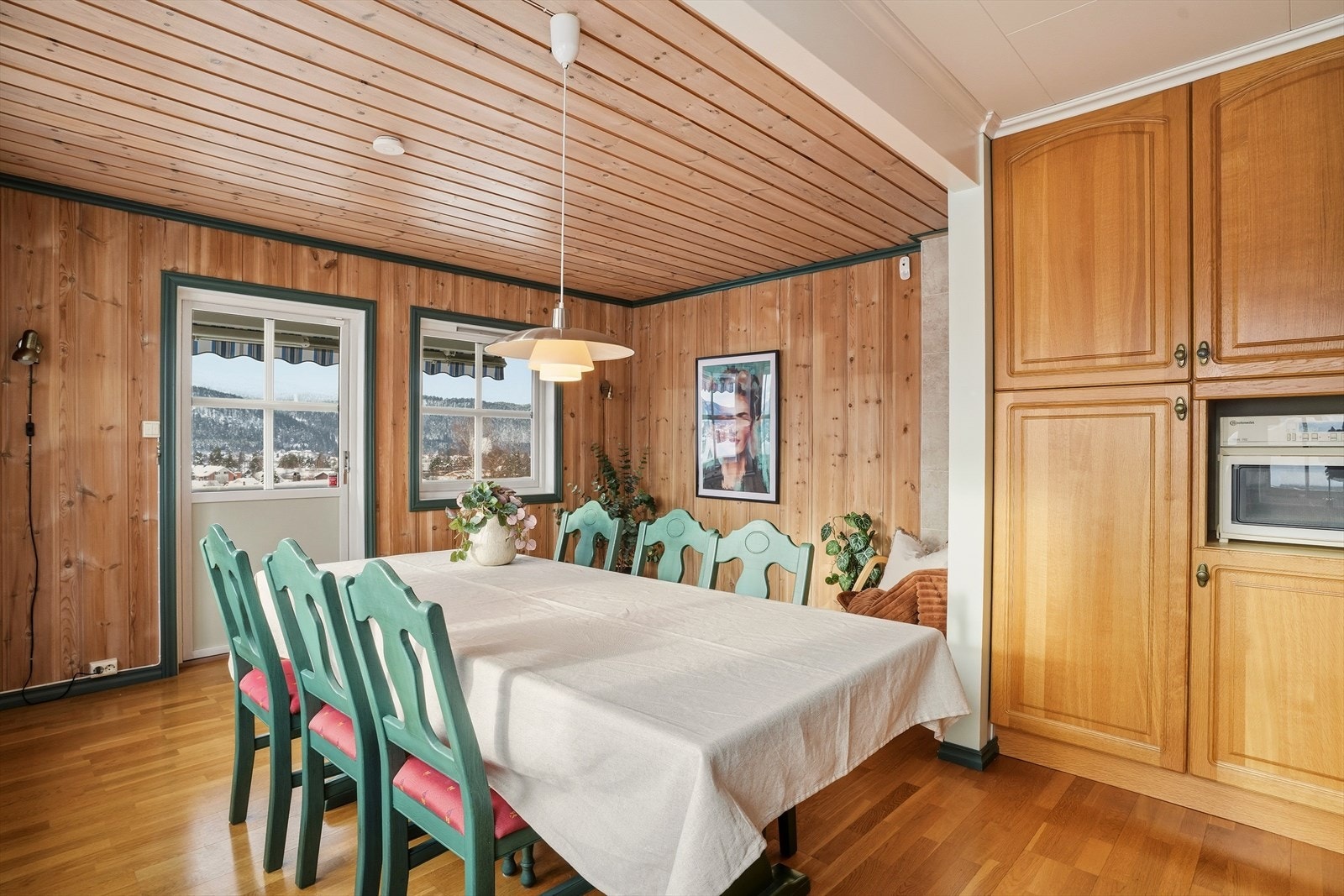 Spisestuen ved kjøkkenet fungerer som et praktisk og hyggelig spiseområde i direkte tilknytning til matlaging og daglige rutiner. Galleribilde