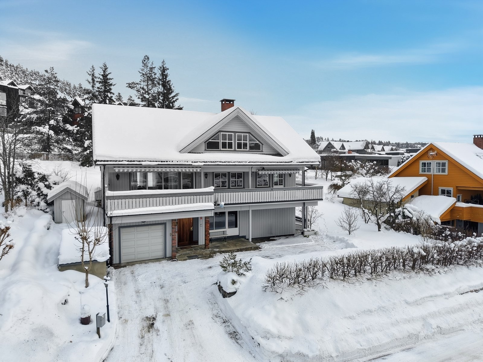 Parkering på gårdsplass og i garasje. Galleribilde