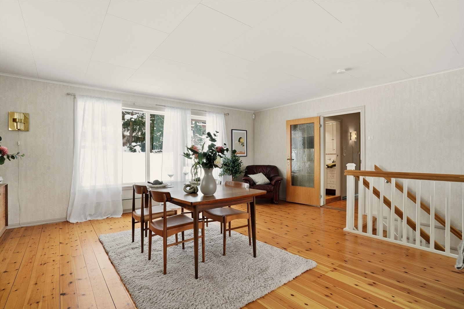 Over tid vil rommet ha behov for oppussing og oppgradering for å møte dagens standard og personlige preferanser, men inntrykket er likevel av et godt ivaretatt oppholdsrom. Galleribilde