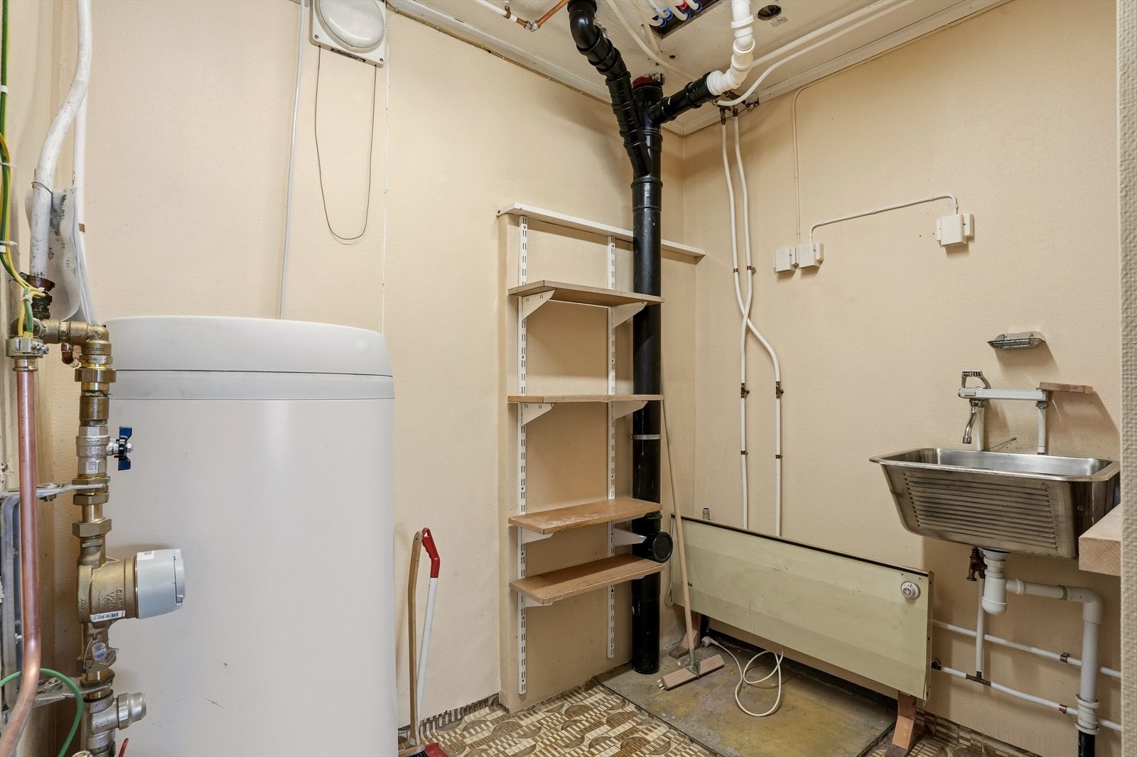 Eldre vaskerom med skyllekar, opplegg til vaskemaskin, varmtvannsbereder. Galleribilde