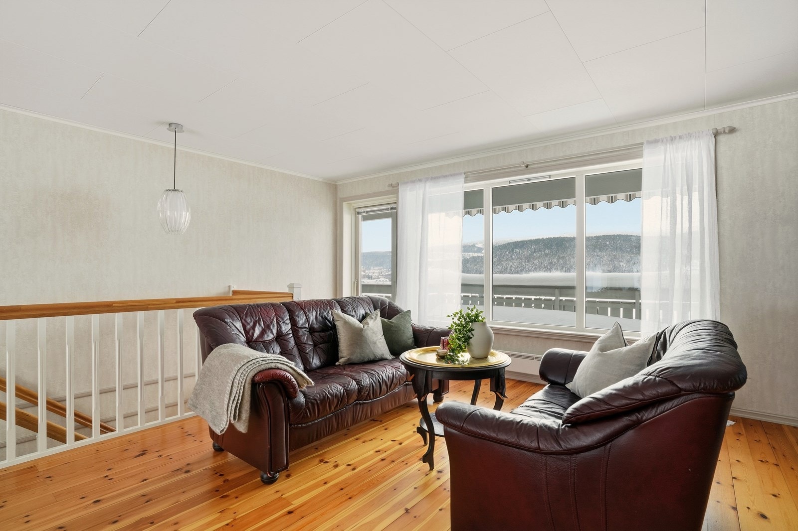 De store flatene og den luftige planløsningen gir rommet en behagelig følelse. Galleribilde