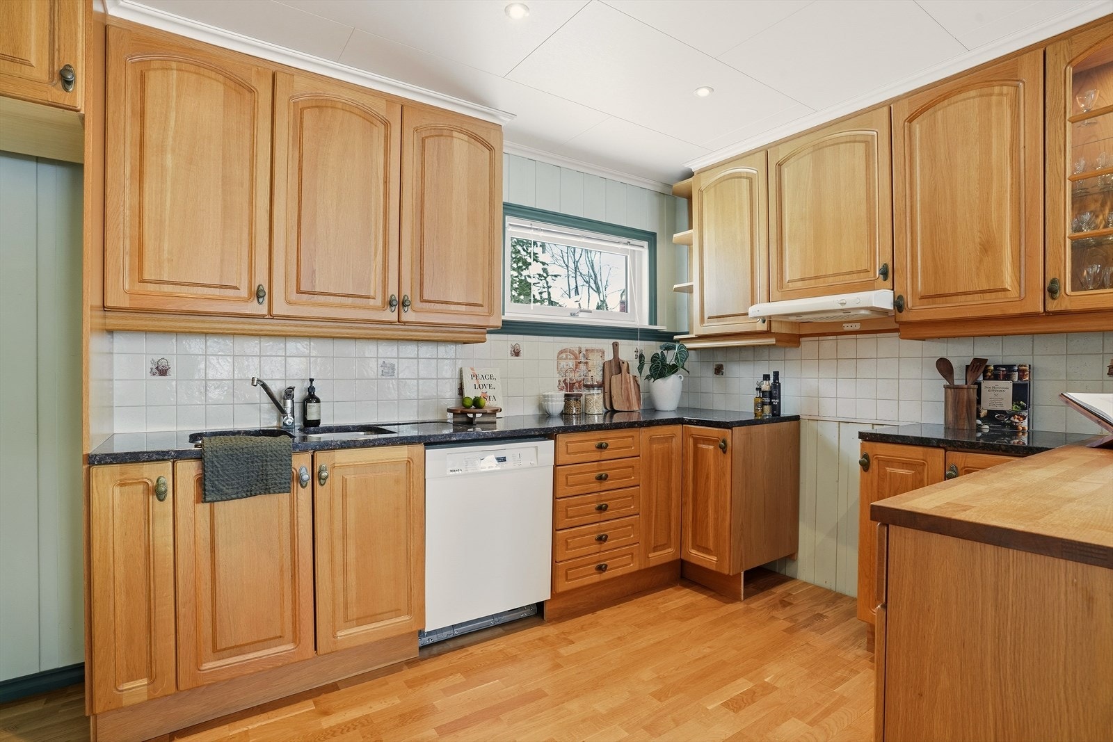 Kjøkkenet er utstyrt med frittstående hvitevarer og består av vaskekum i stål, ventilator og oppvaskmaskin. Det er kjøkkenventilator med avtrekk ut. Galleribilde