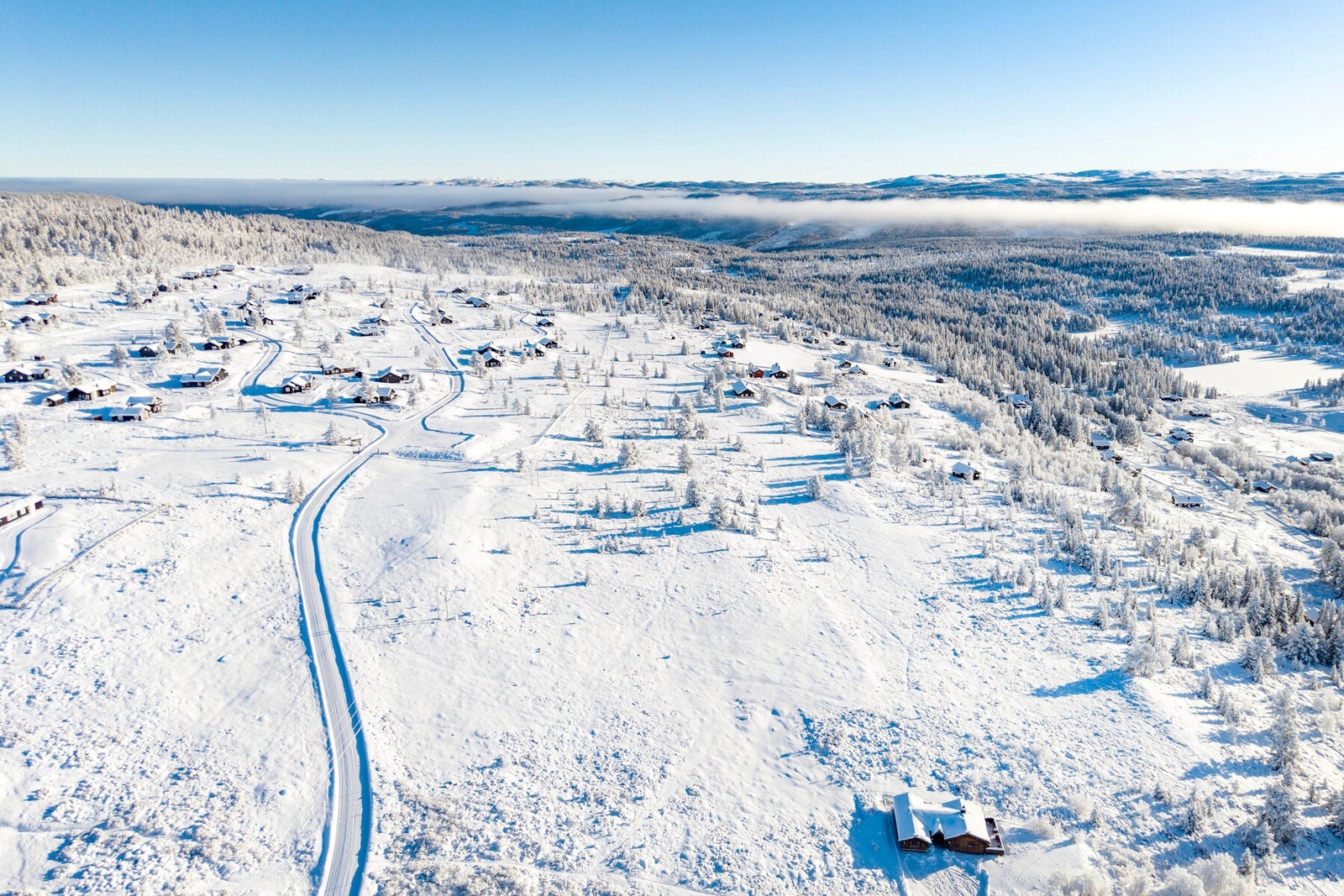 Hytta ligger i et attraktivt område, men sammtidlig ikke for tett opp mot andre hytter. Galleribilde