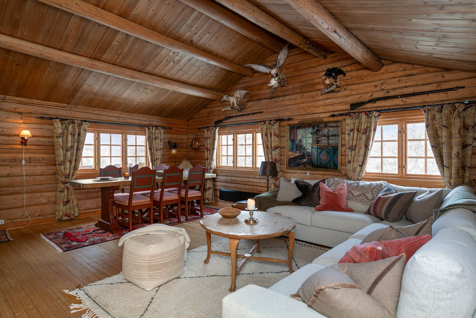 Stuen bærer preg av flotte tømmerstokker som bærer taket. Galleribilde