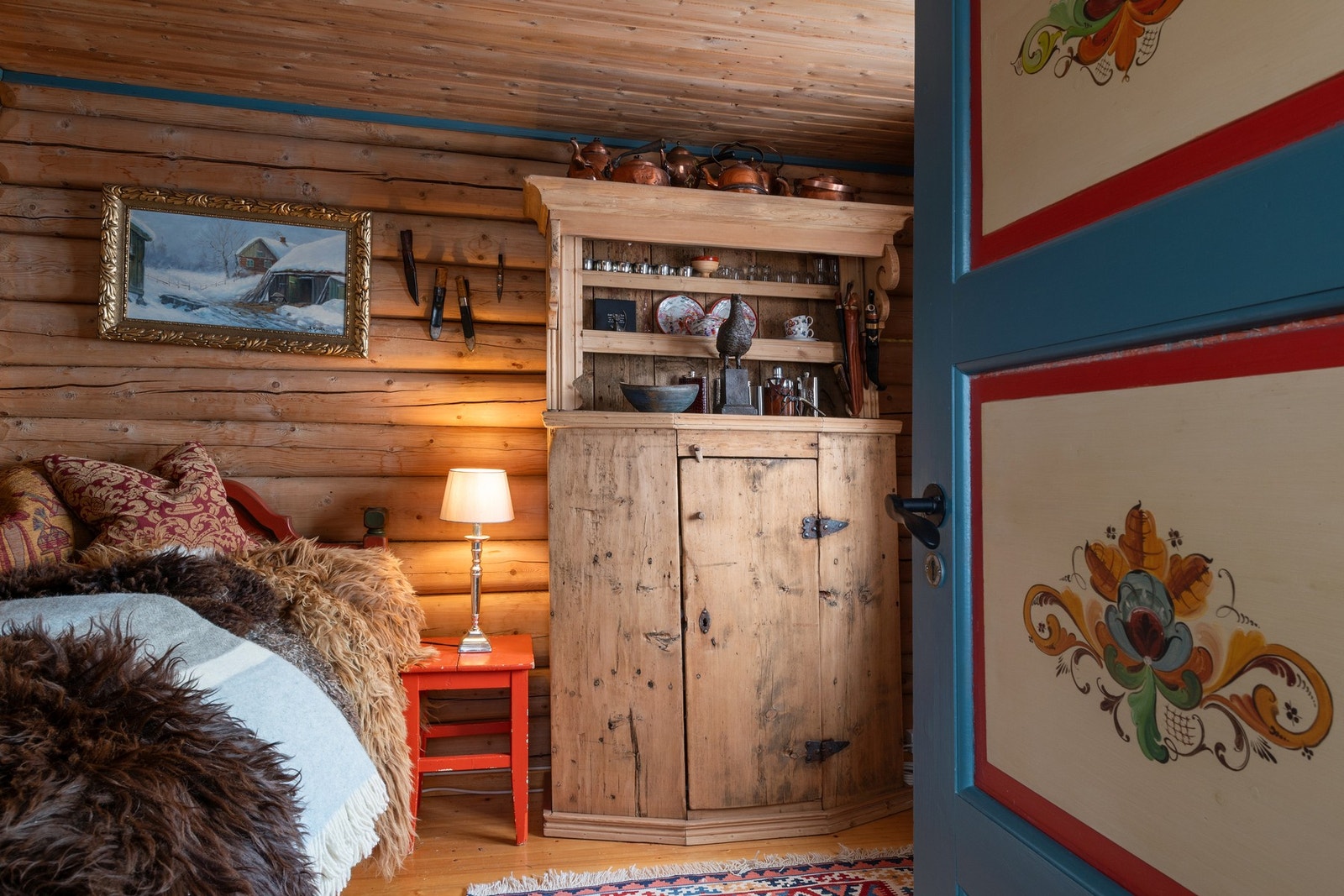 Soverom som bærer mye preg av antikvitet og kunst på veggene. Galleribilde