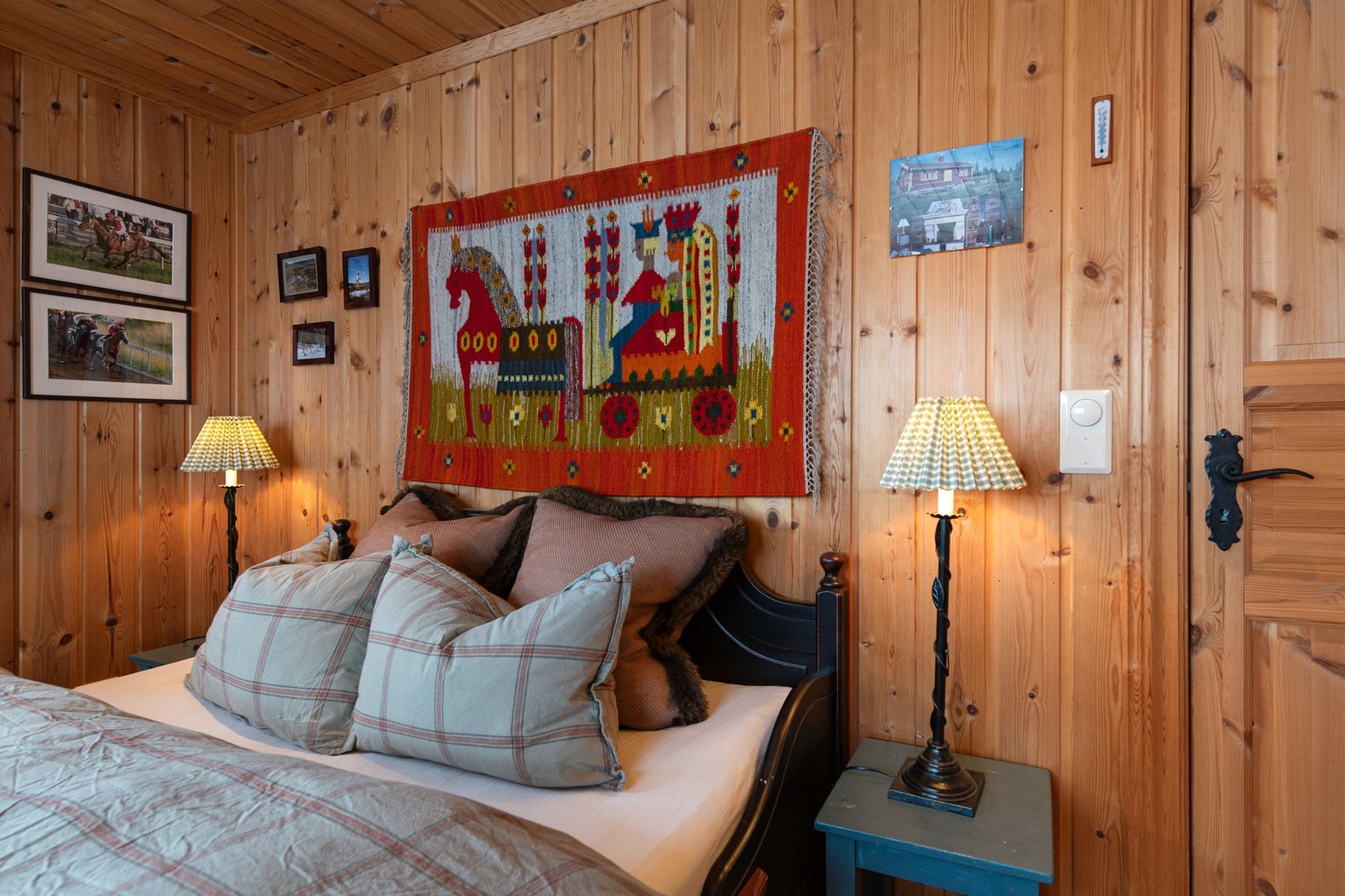 Rommet gir god plass til en dobbeltseng og annen innredning. Galleribilde