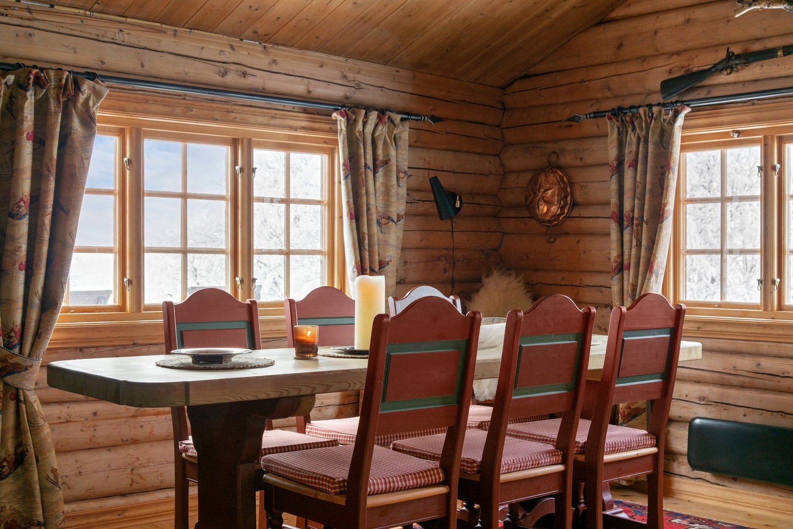 Stuen har også plass til en spisegruppe. Galleribilde