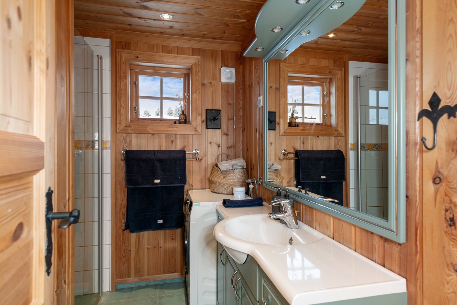 Badrom med egen dusjsone, som inkluderer vaskemaskin. Galleribilde