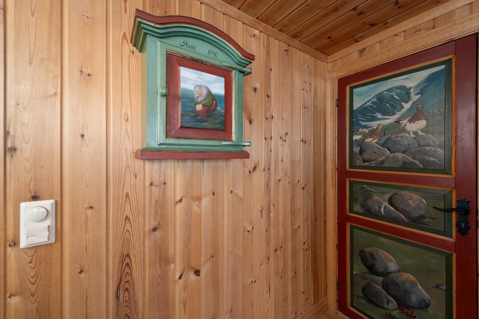 Kjøkkenet bærer preg av detaljer, hvor noen av dørene er malt av en maler. Galleribilde