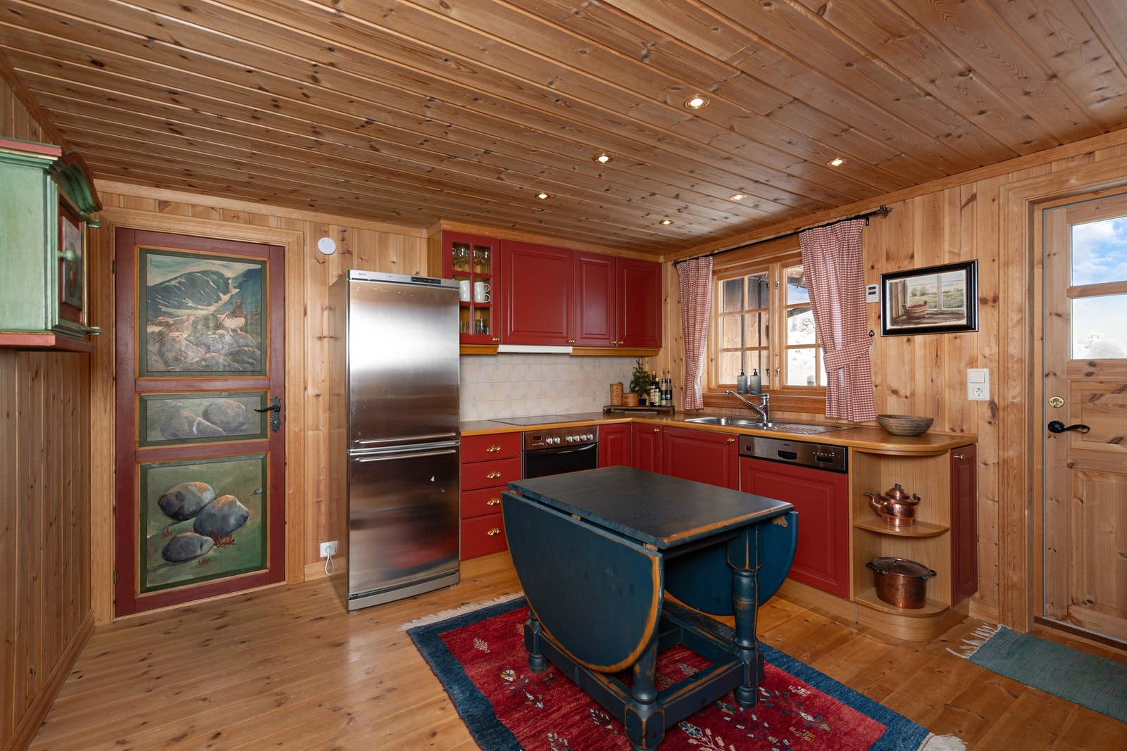 Romslig kjøkken som ble etablert i forbindelse med utvidelsen av hytta. Galleribilde