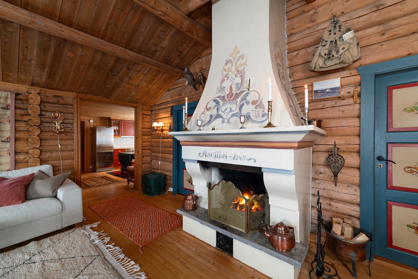 Åpen peis som varmer godt på de kalde dagene. Galleribilde