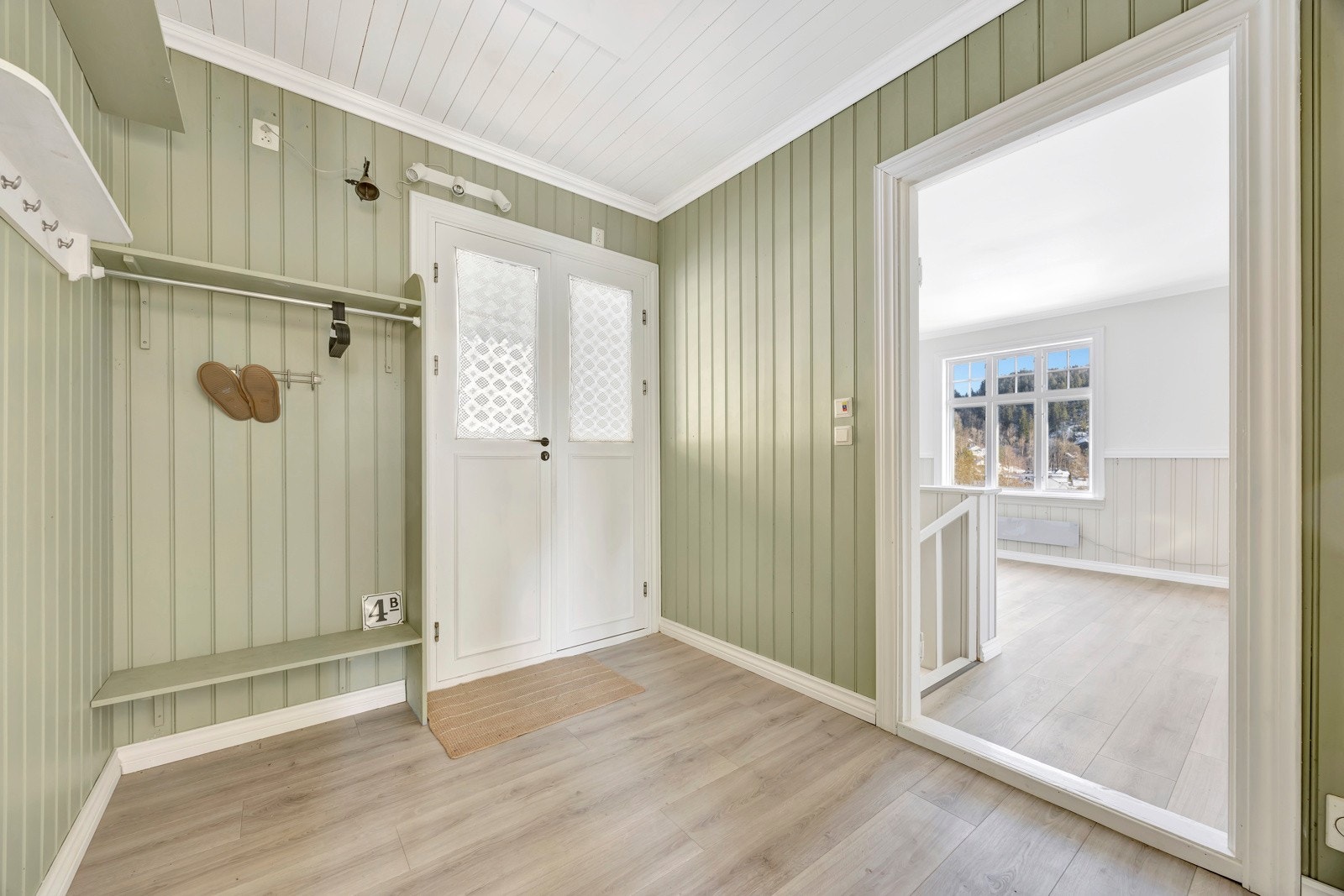 Hyggelig gang med plass for yttertøy og skotøy Galleribilde