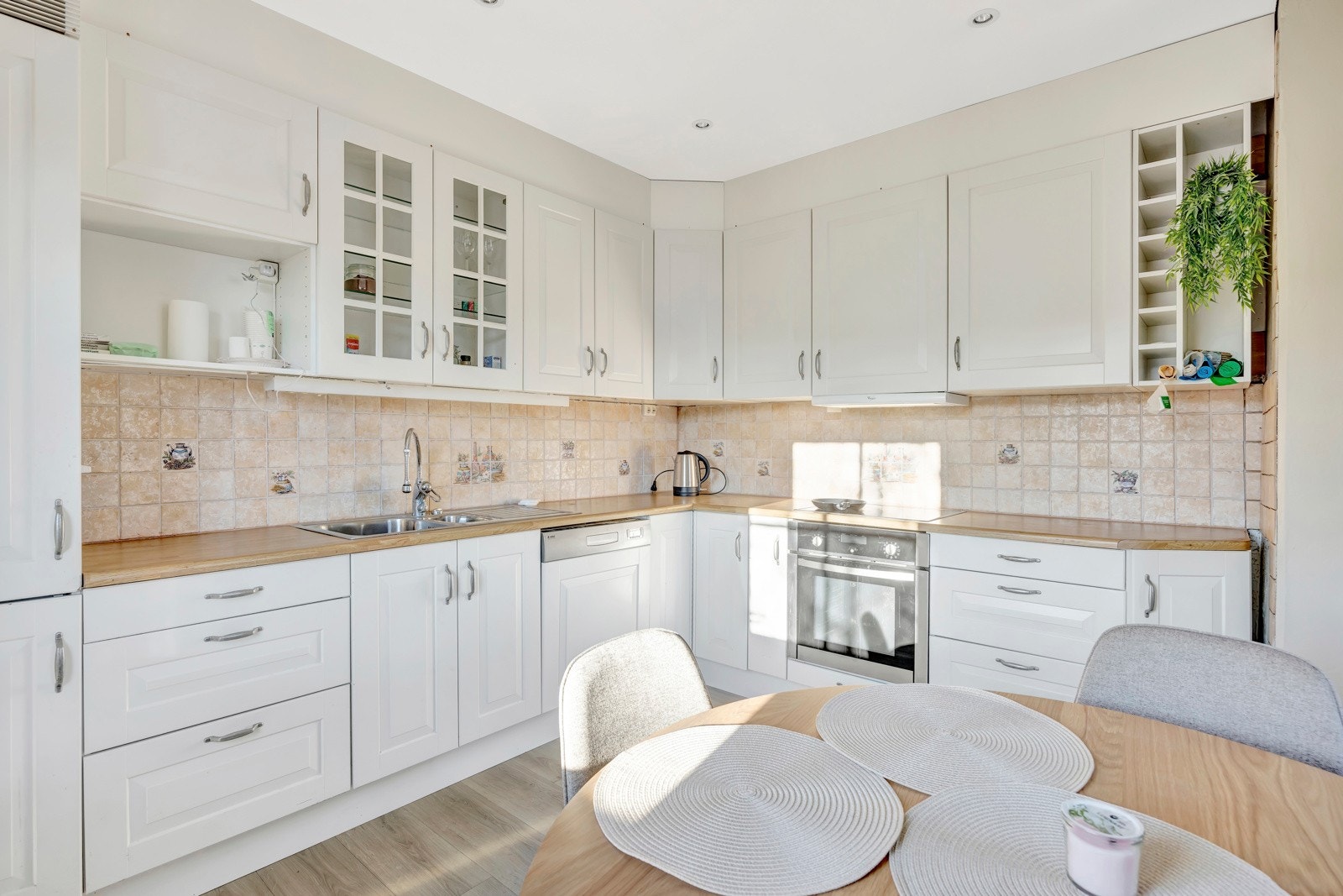 Innholdsrikt kjøkken med god skap- og benkeplass. Galleribilde