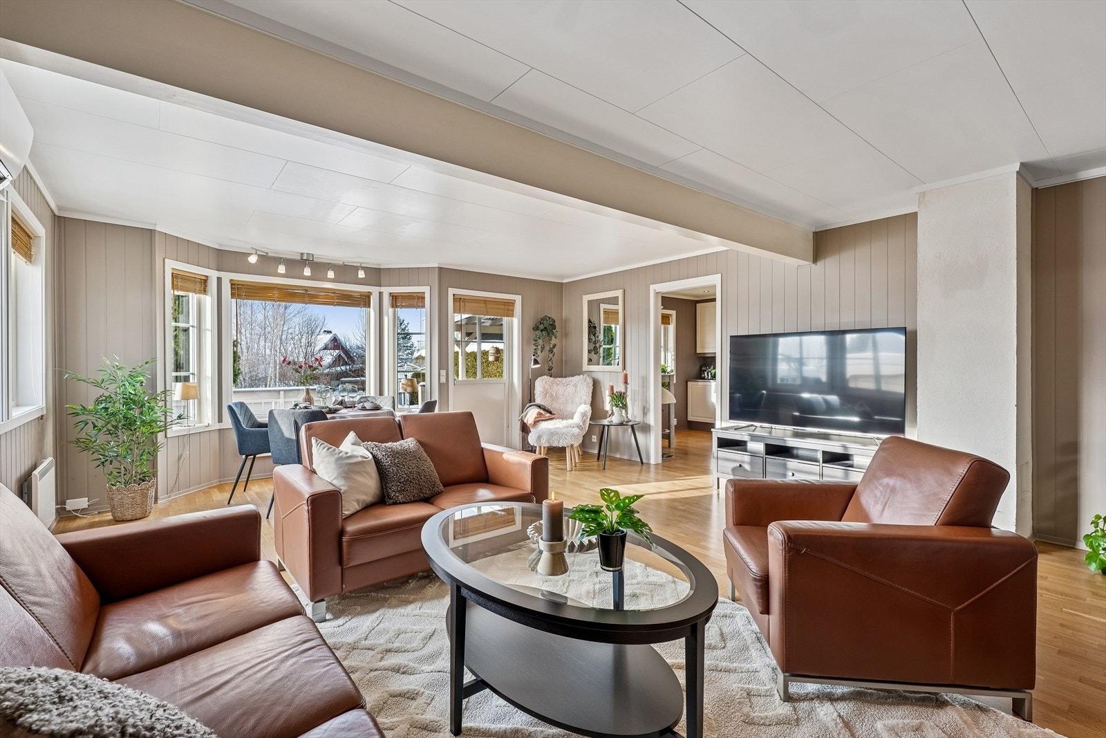 Boligen har en gjennomgående standard med parkett på gulv og malte plater på veggene. Galleribilde