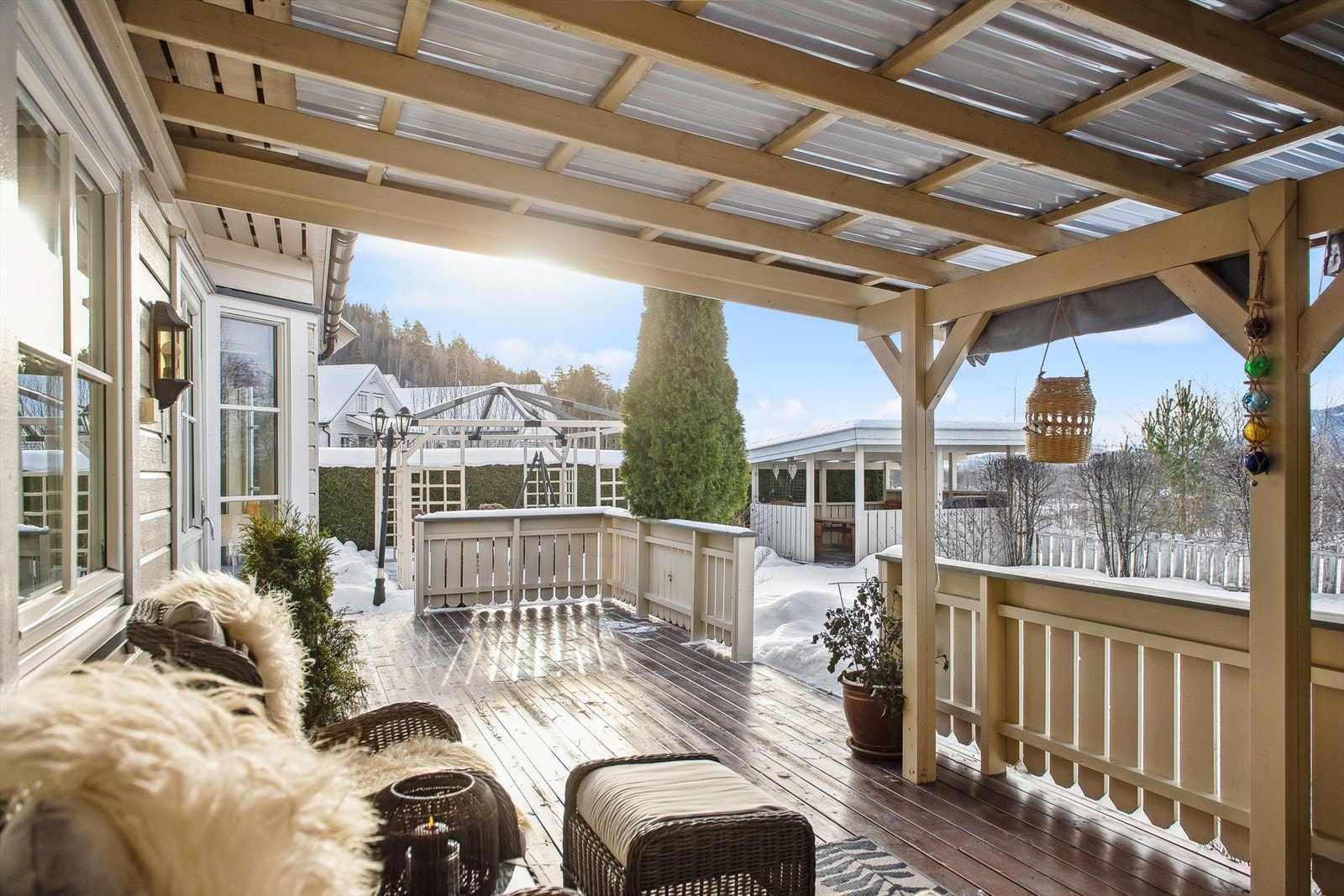 Boligen har en stor, delvis overbygget terrasse på 61 m² som utvider stuen på varme dager. Galleribilde