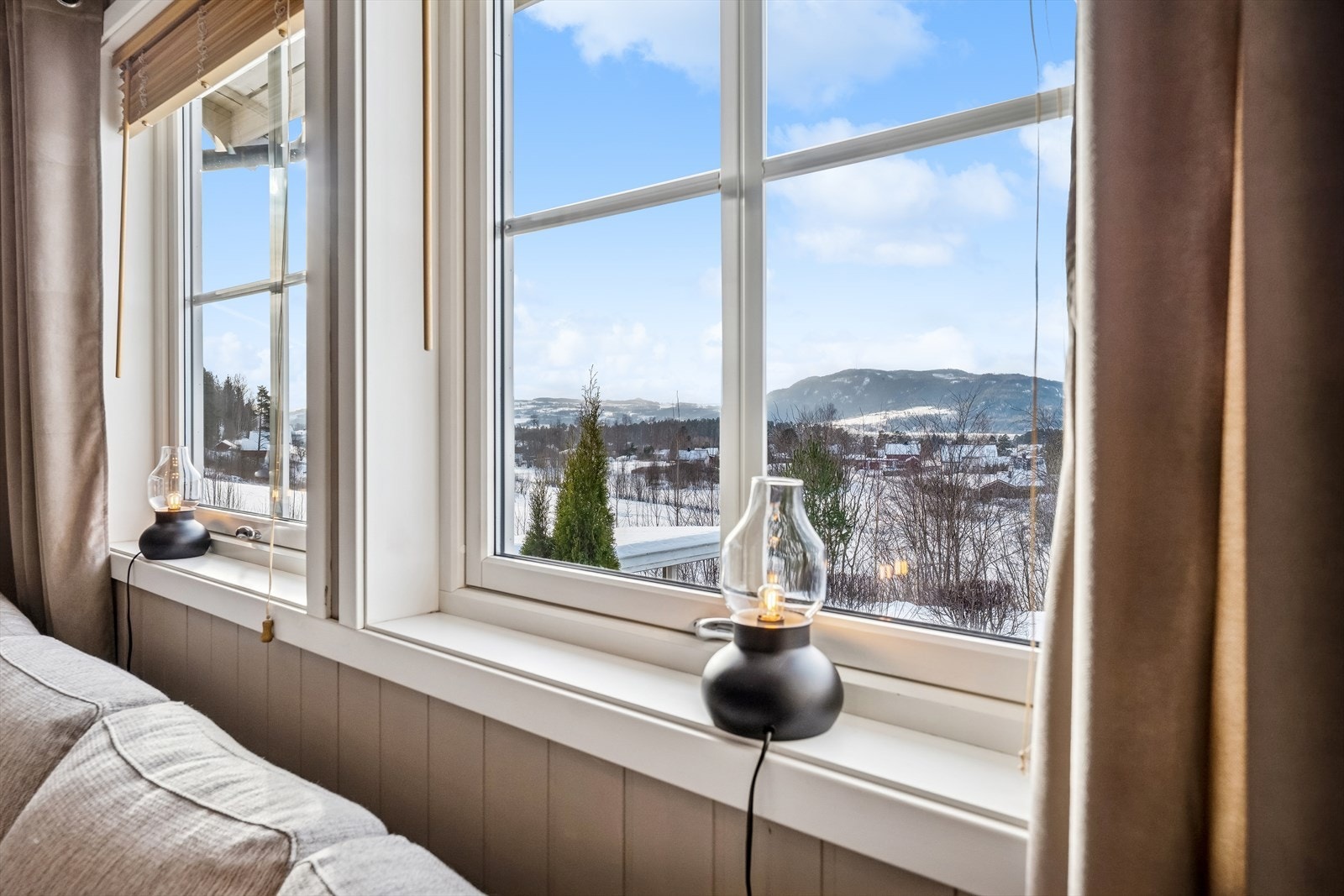 Fra boligen er det kort vei til flotte turmål som Bjørgeberget med utsikt over Mjøsa. Galleribilde