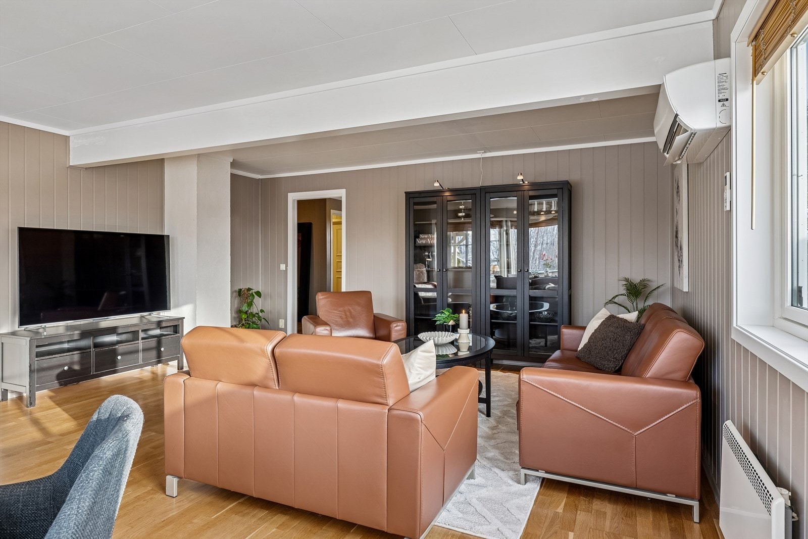 En effektiv varmepumpe, montert i 2018, sørger for behagelig inneklima året rundt. Galleribilde