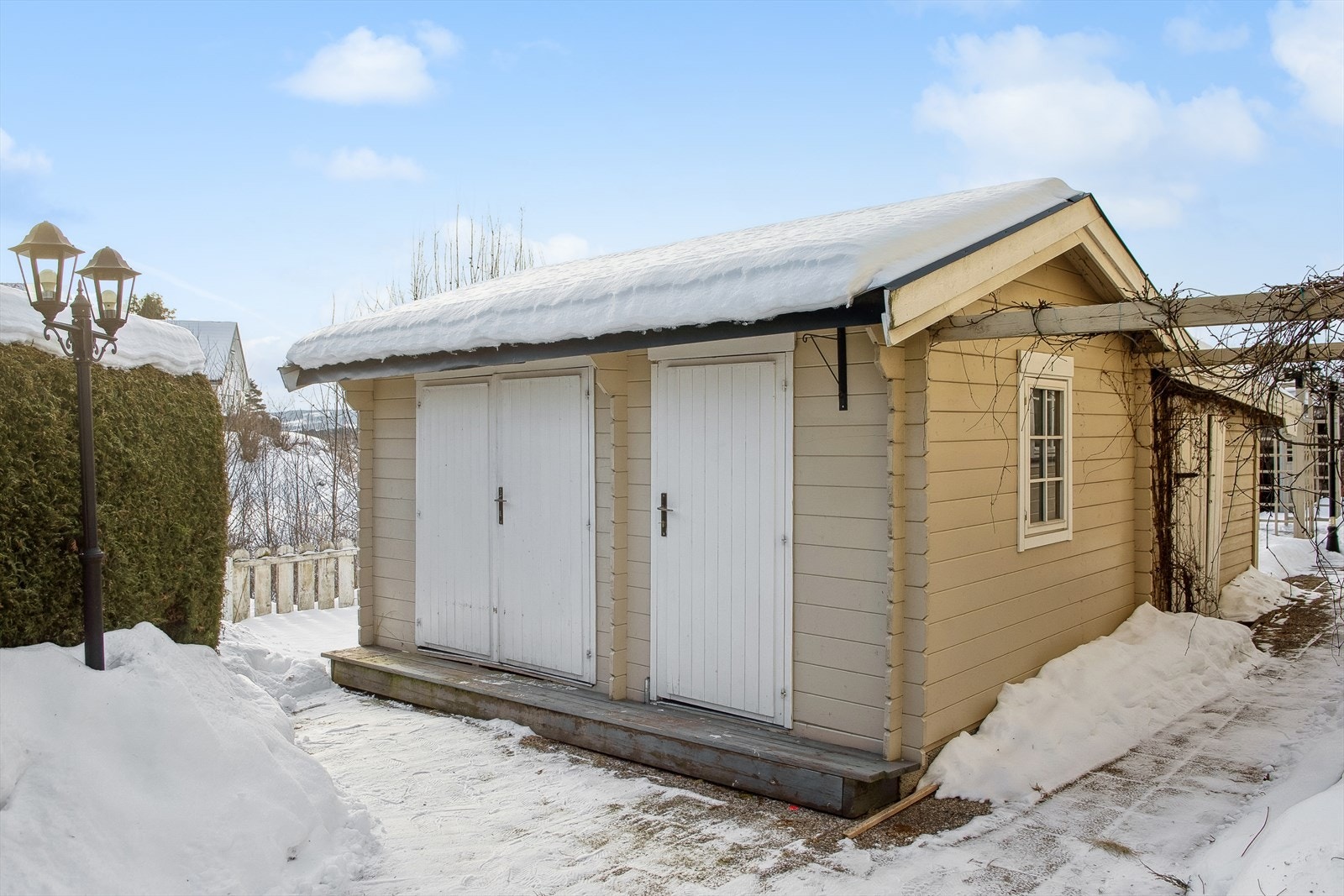 Gode lagringsmuligheter i separat bygning med boder, i tillegg til garasje. Galleribilde