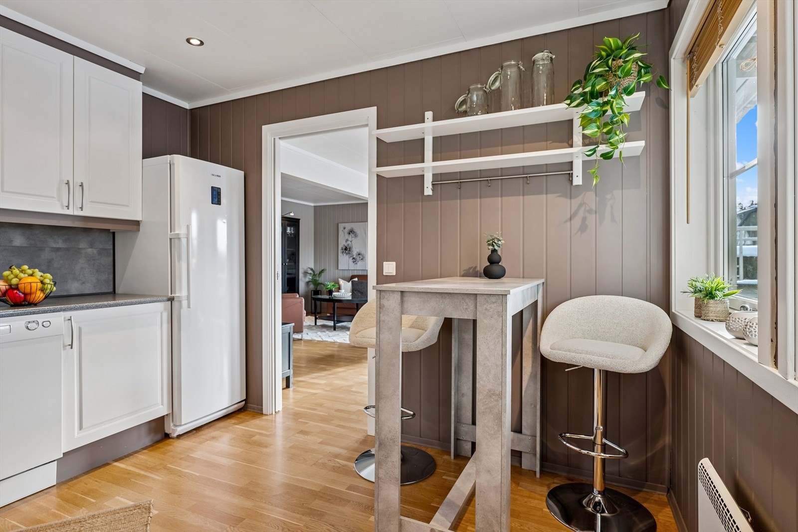 En liten spiseplass på kjøkkenet gir rom for raske måltider i hverdagen. Galleribilde