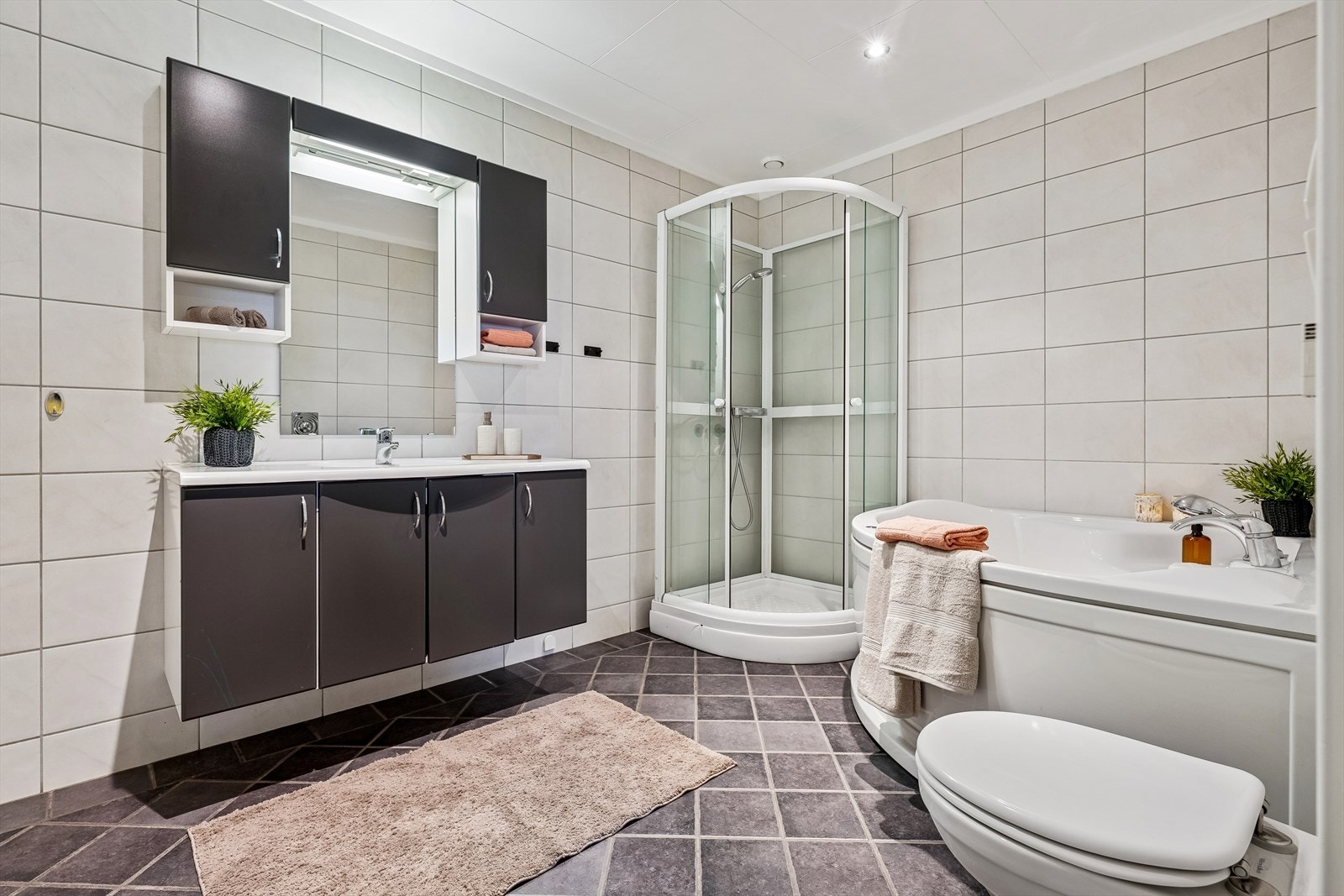 Helfliset bad i første etasje med elektriske varmekabler i gulvet for ekstra komfort. Galleribilde