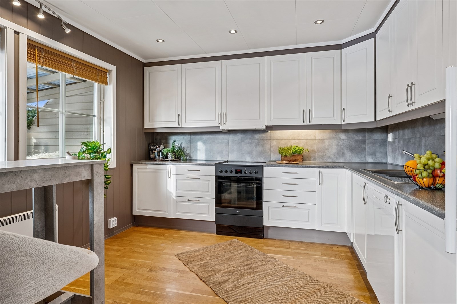 Kjøkkenet ligger i en praktisk, delvis åpen løsning mot stuen. Galleribilde