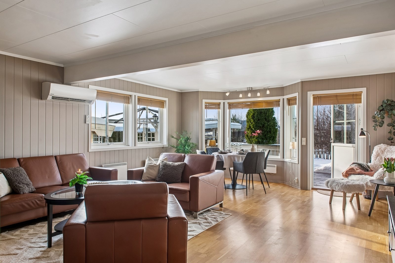 Fra stuen er det direkte utgang til den store terrassen, noe som skaper en fin flyt. Galleribilde