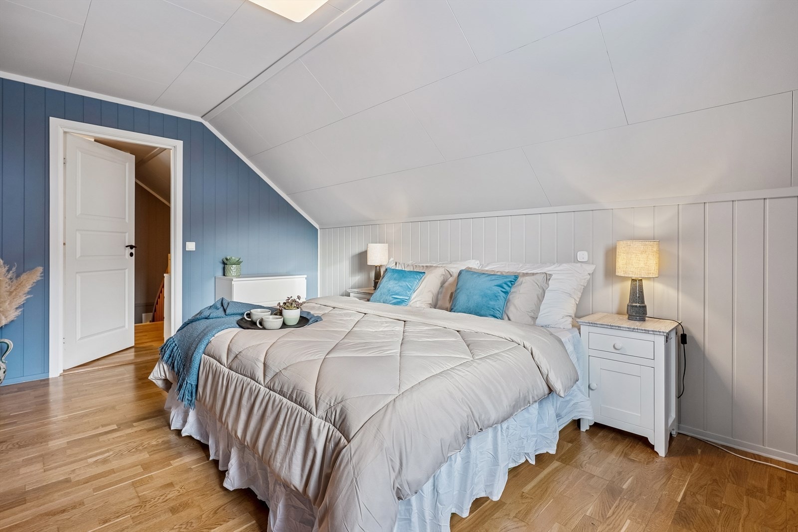 Andre etasje inneholder to gode soverom, hvorav dette er det største. Galleribilde