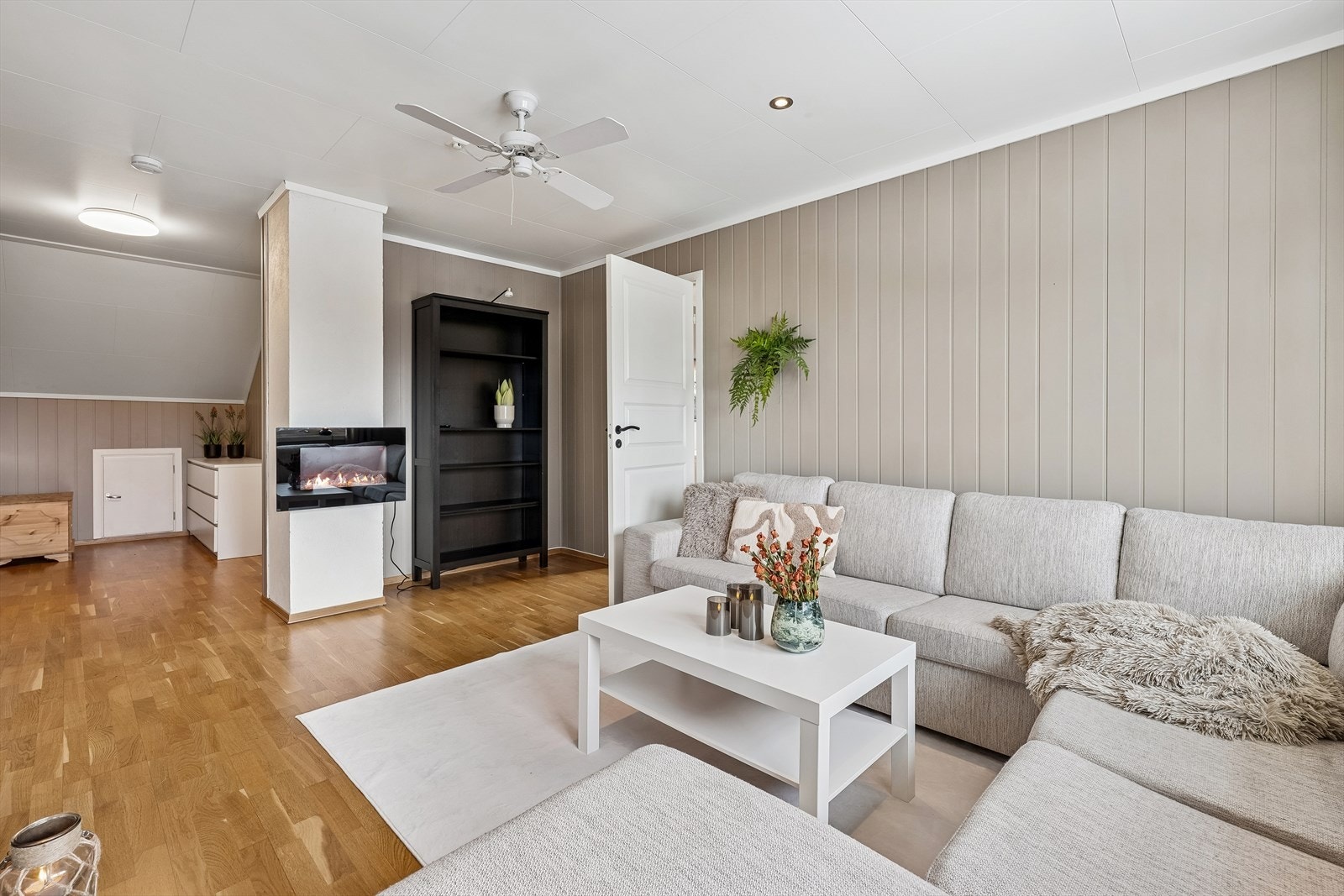 Oppholdsrom i begge etasjer gir familien flere soner og en mer fleksibel hverdag. Galleribilde