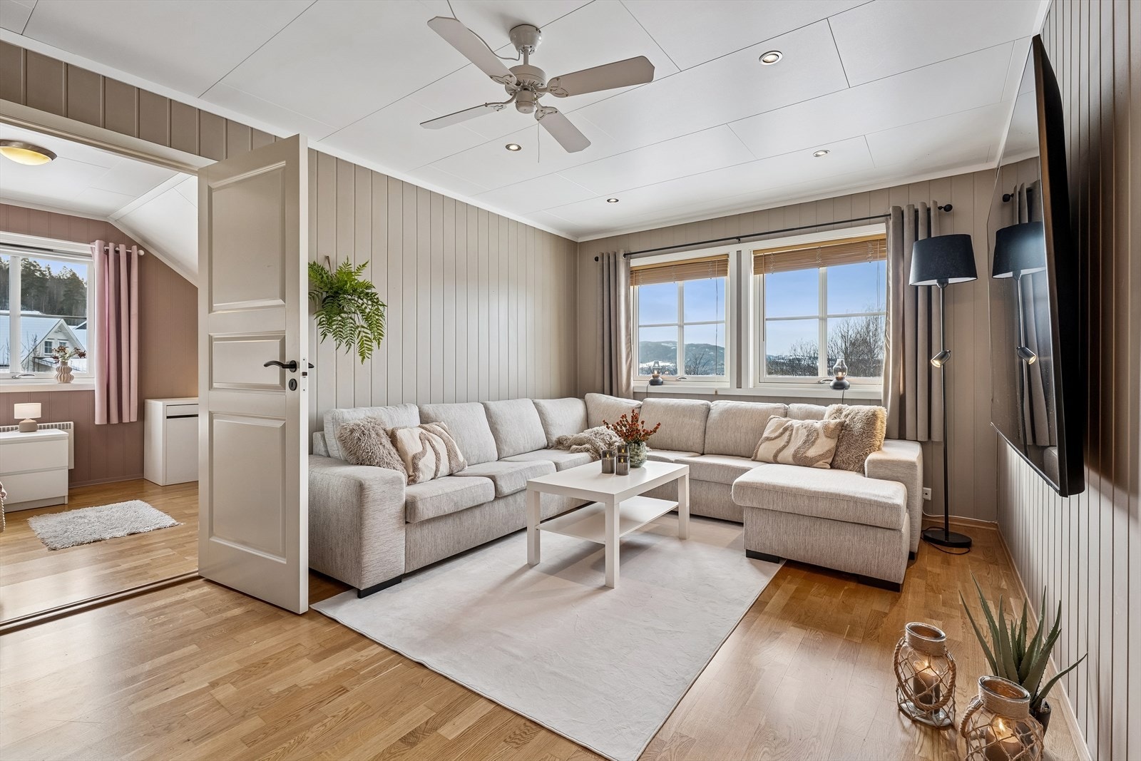 I andre etasje finner du en ekstra stue, perfekt som en tilbaketrukket TV-krok. Galleribilde