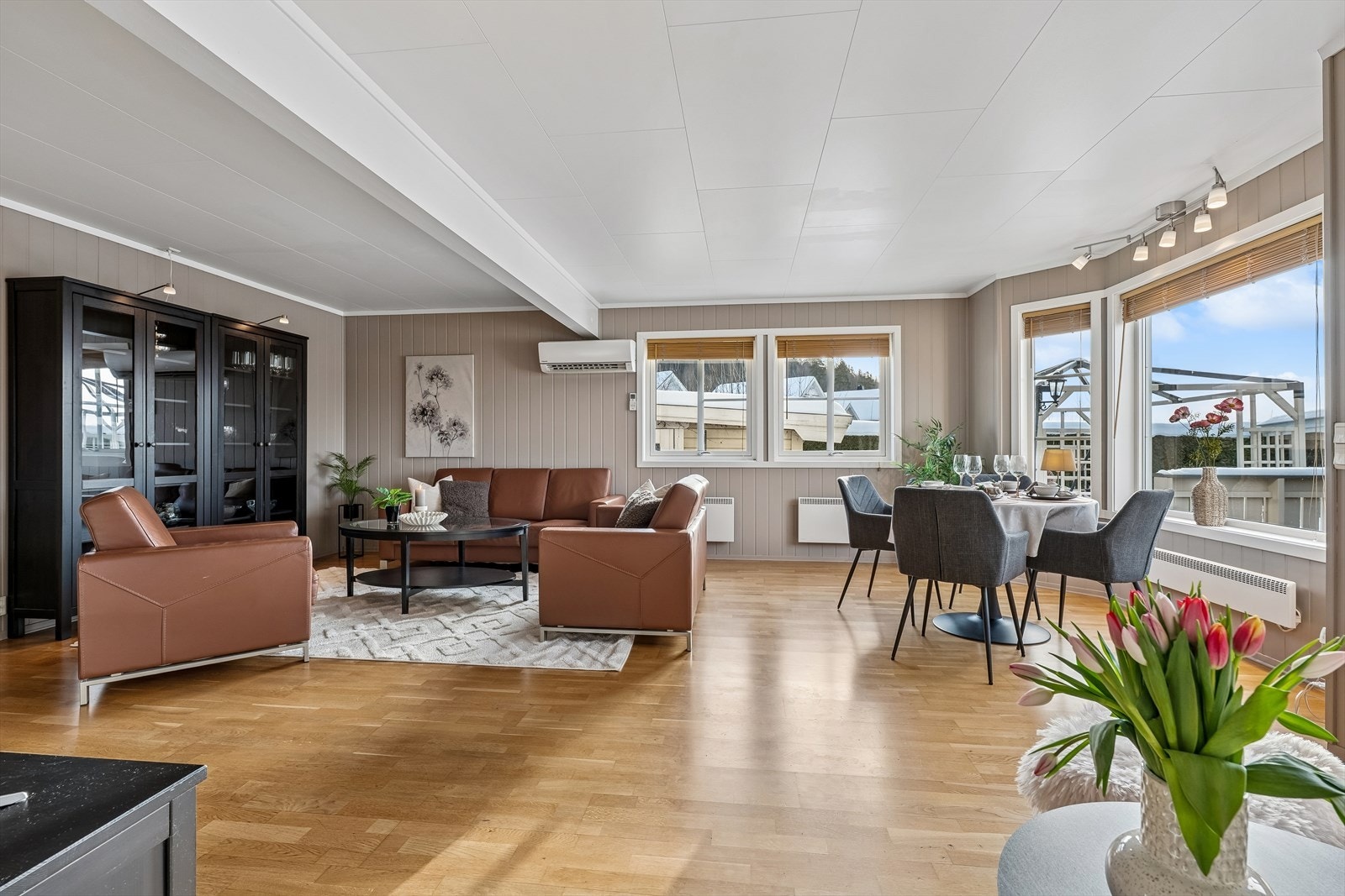 Stuen i første etasje er et lyst og romslig oppholdsrom med god plass til sofagruppe. Galleribilde