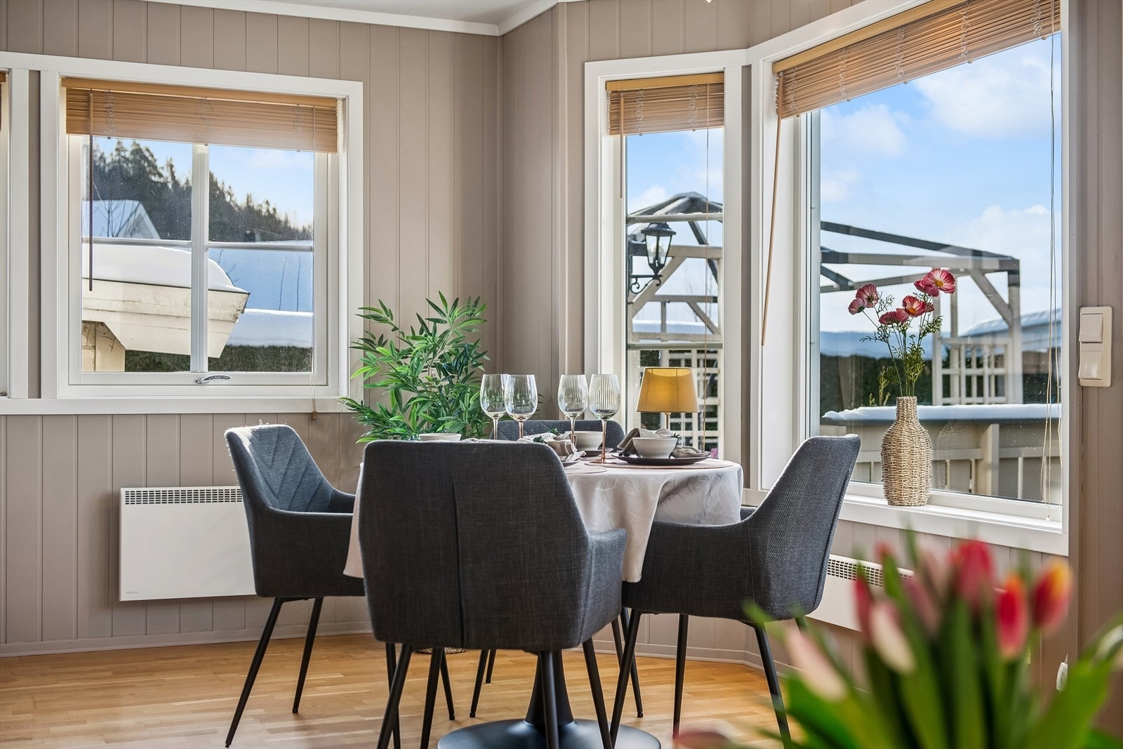 De store vindusflatene gir rikelig med naturlig lys til spiseplassen. Galleribilde