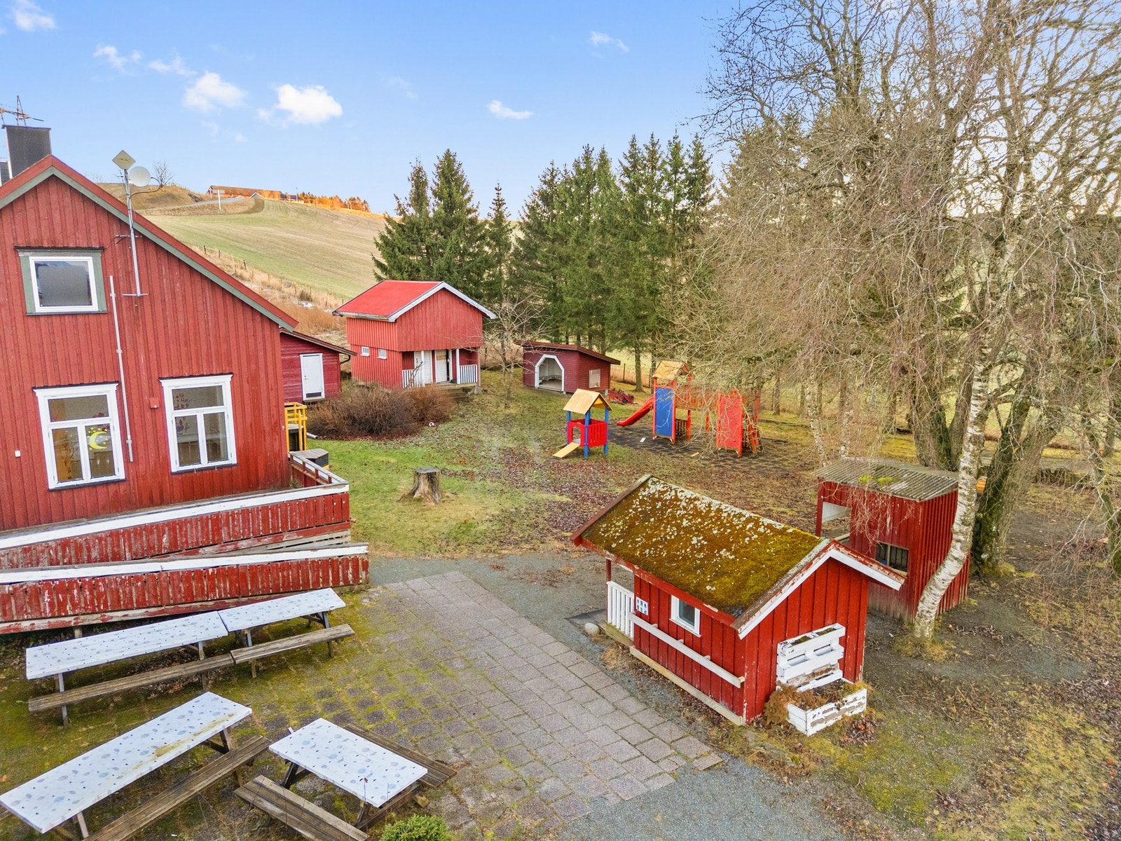 Flere små bygg på eiendommen. Galleribilde