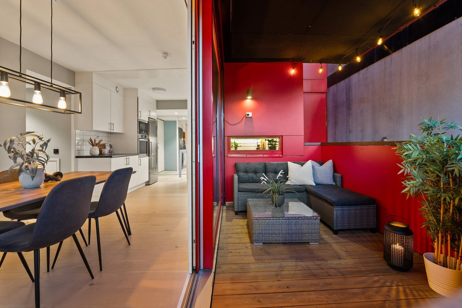 Fra kjøkkenet er det utgang til hyggelig terrasse på ca. 8 kvm. Her kan man nyte kveldssolen! Galleribilde