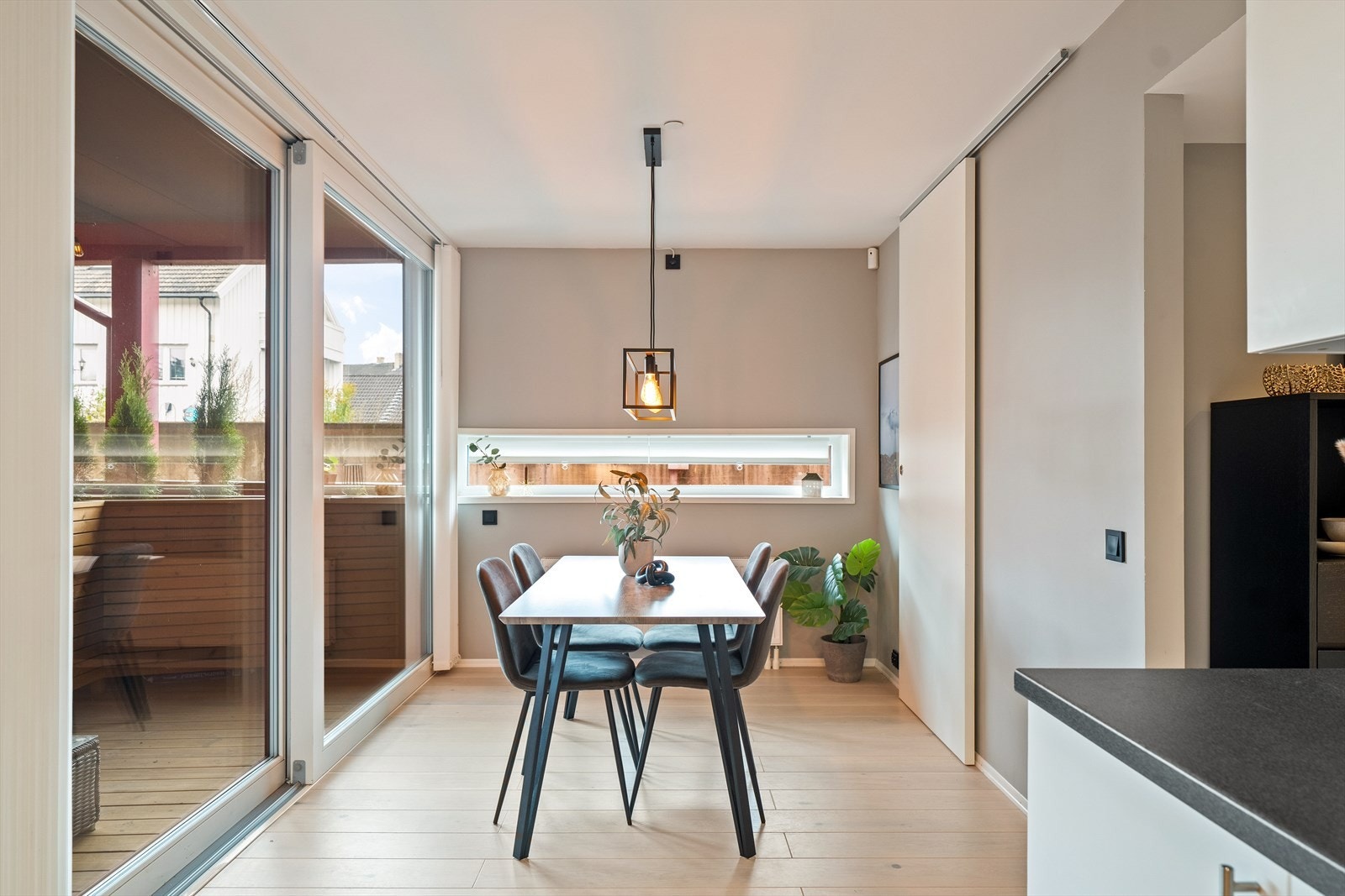 Kjøkkenet har store vindusflater, noe som gir en god romfølelse og godt med lysinnslipp. Galleribilde