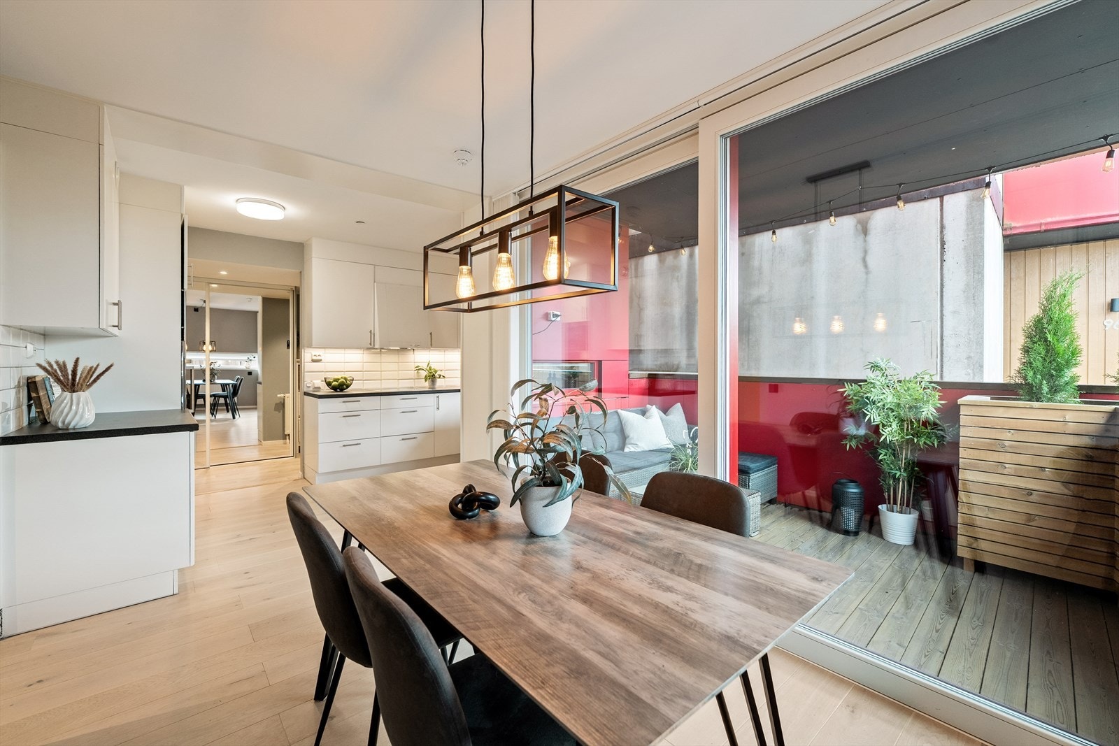 Separat kjøkken med god plass til spisebord og utgang til hyggelig terrasse. Galleribilde