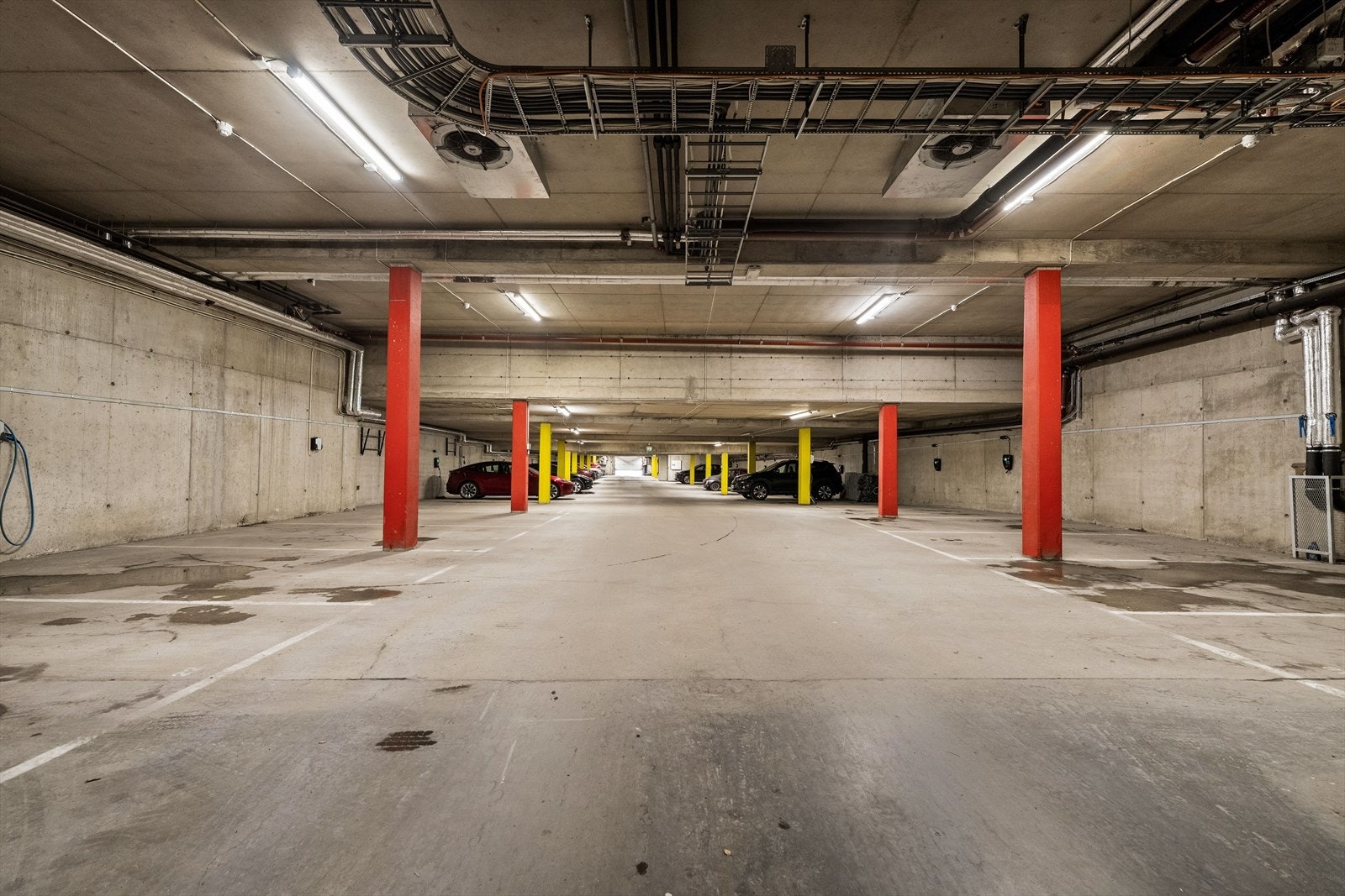 Leiligheten disponerer to biloppstillingsplasser rett ved siden av hverandre i felles garasjeanlegg, hvorav det er montert elbil-lader på den ene plassen. Galleribilde