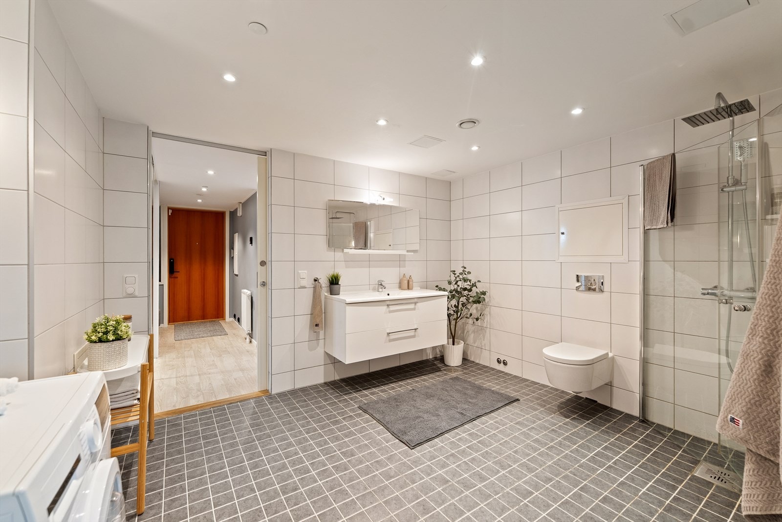 Lekkert og svært romslig baderom fra byggeår, med fliser på både gulv og vegger. Det er gulvvarme for ekstra komfort.
Rommet har adkomst fra både entrè og hovedsoverom. Galleribilde