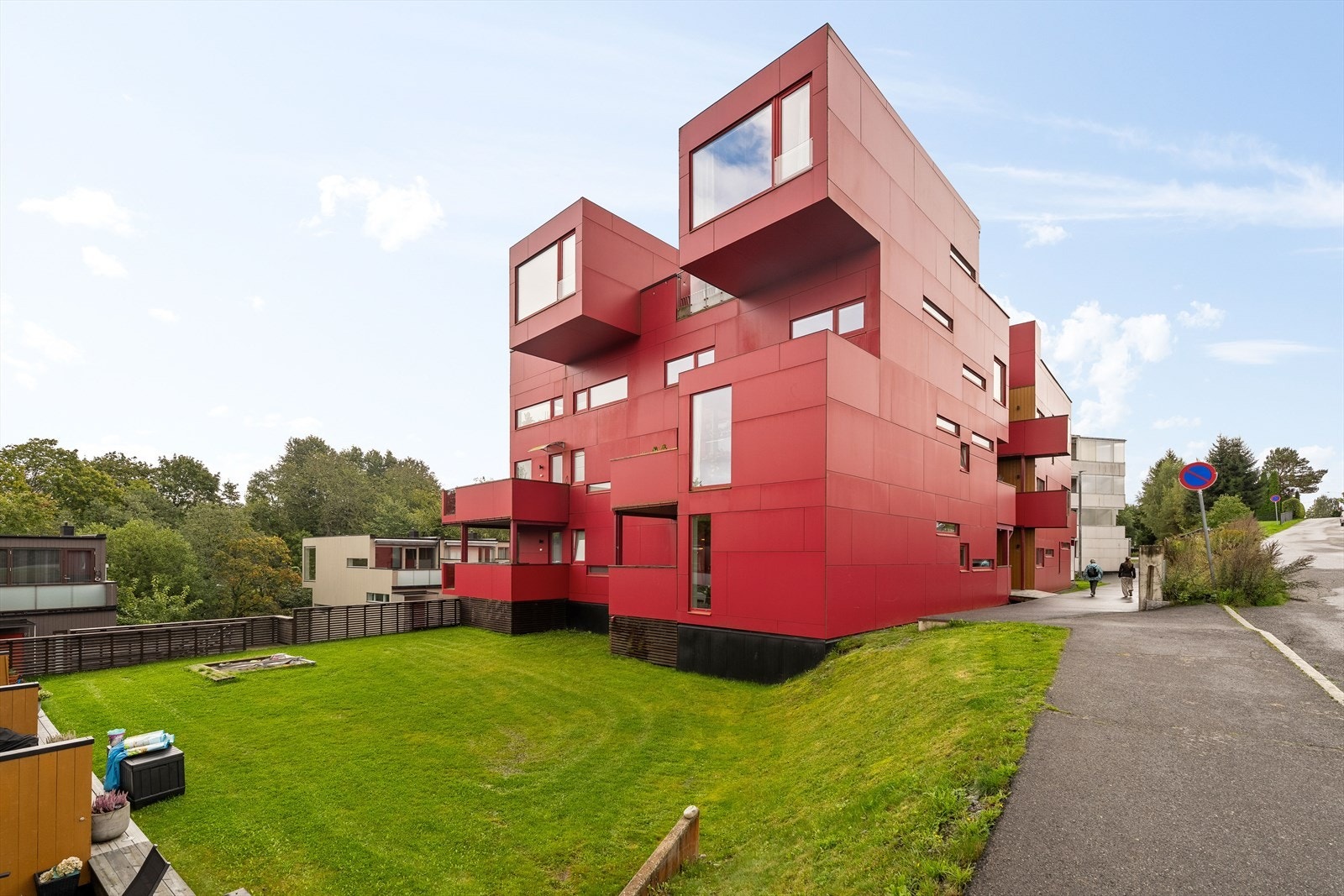 Leiligheten har en attraktiv plassering i et sentralt og populært boligområde, like ved idylliske Sagelva på Strømmen. Her bor du med kort vei til "alt" - fra barnehager, skoler og servicetilbud til flotte turområder og et bredt fritidstilbud. Galleribilde