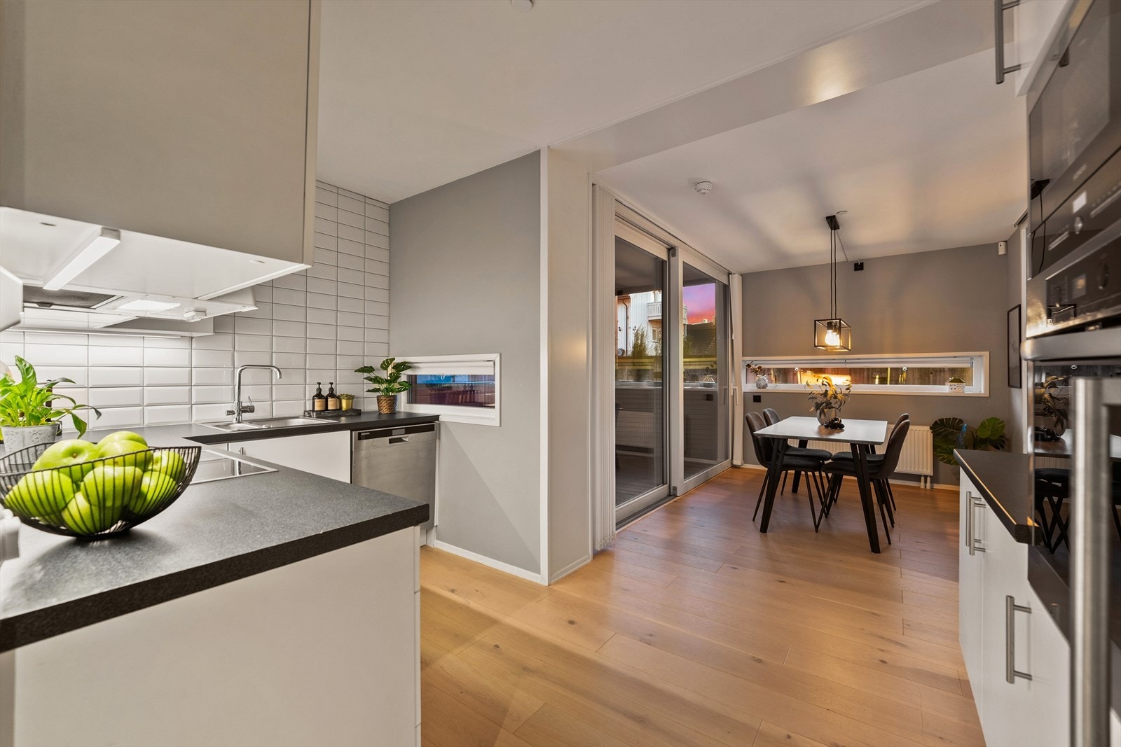 Leiligheten har oppvarming med radiatorer tilkoblet felles varmesentral. Galleribilde