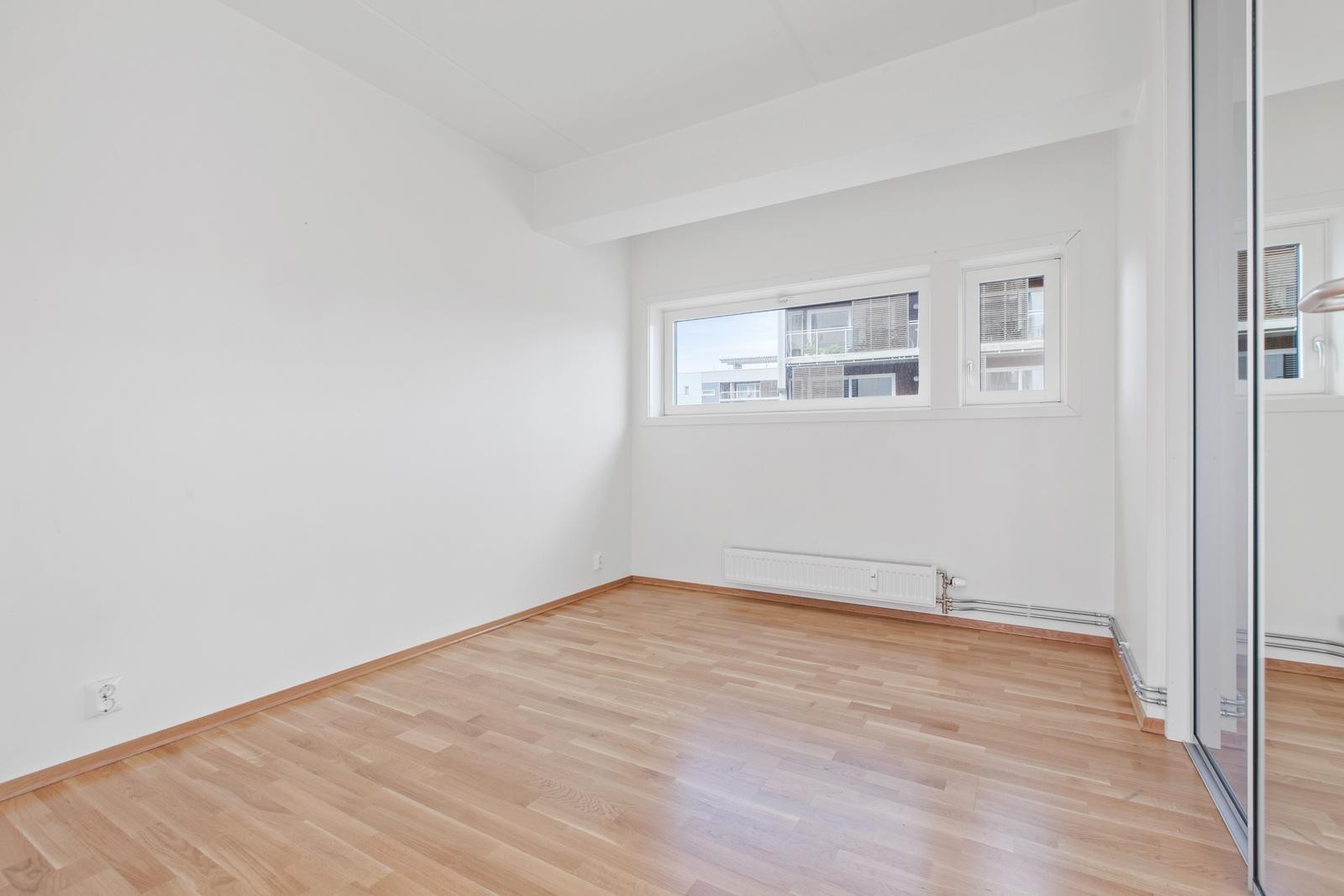 Soverom med dobbel skyvedørsgarderobe. Galleribilde