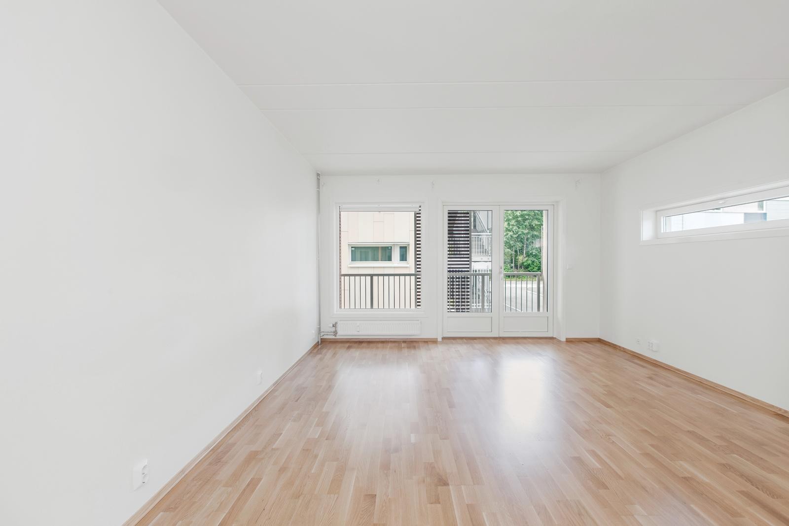 Lys og romslig stue med utgang til en luftebalkong. Galleribilde