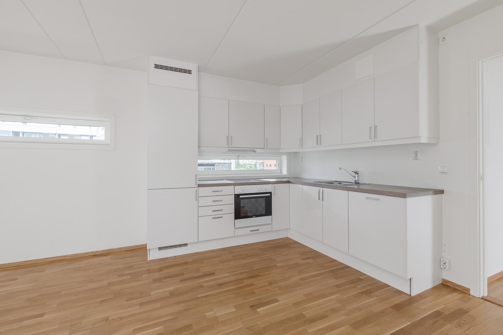 Innholdsrikt og lyst kjøkken med luftevindu og ekstra lysinnslipp. Galleribilde