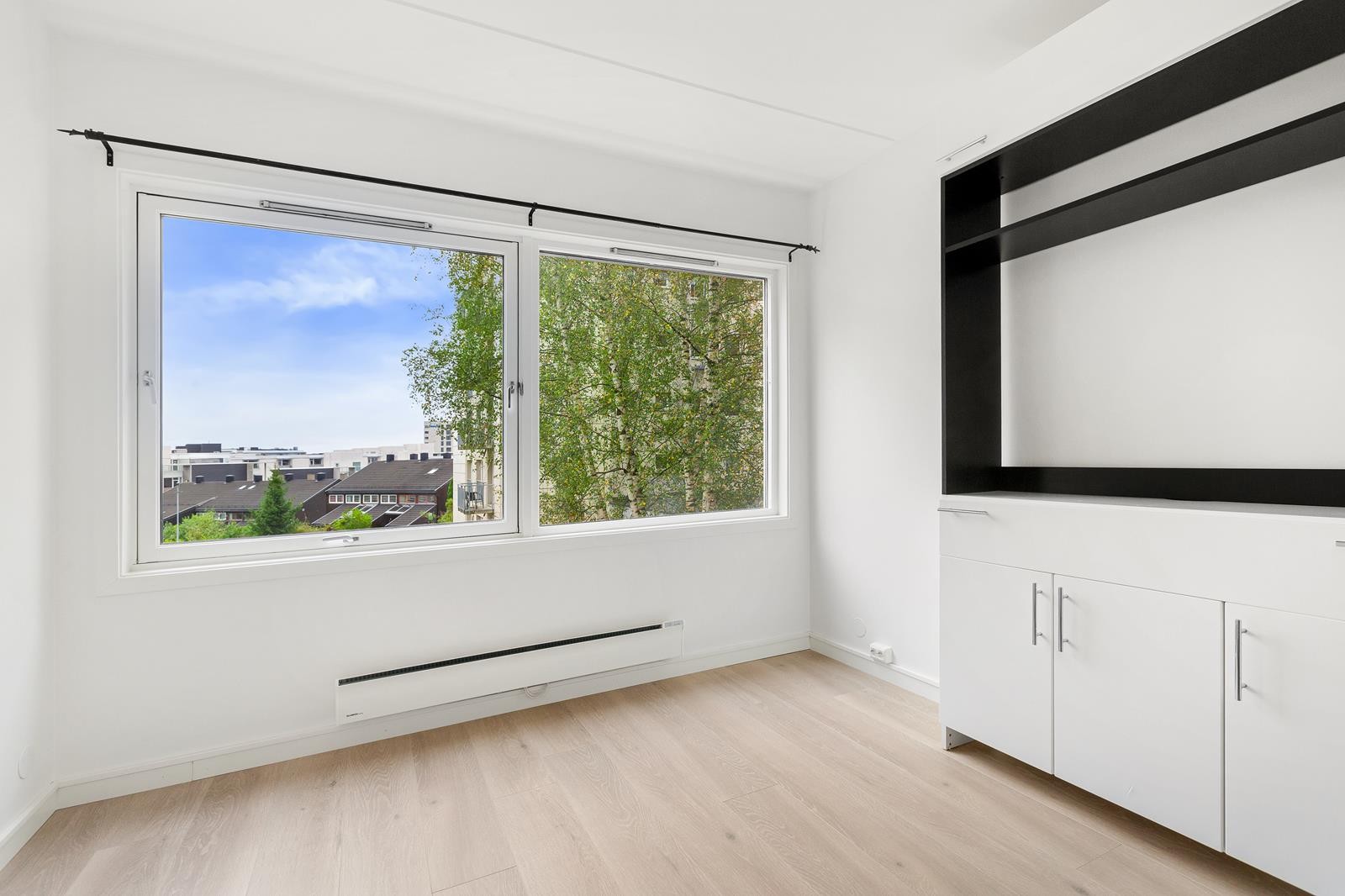 Boligen har store vindusflater uten innsyn som slipper inn rikelig med lys Galleribilde