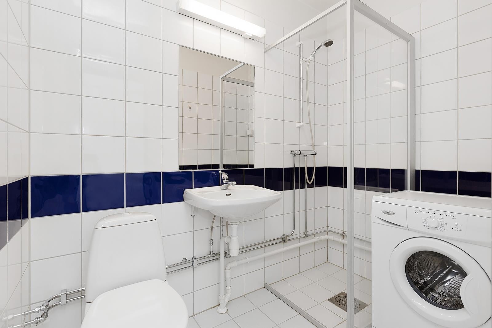 Pent flislagt bad. Vaskemaskin medfølger Galleribilde